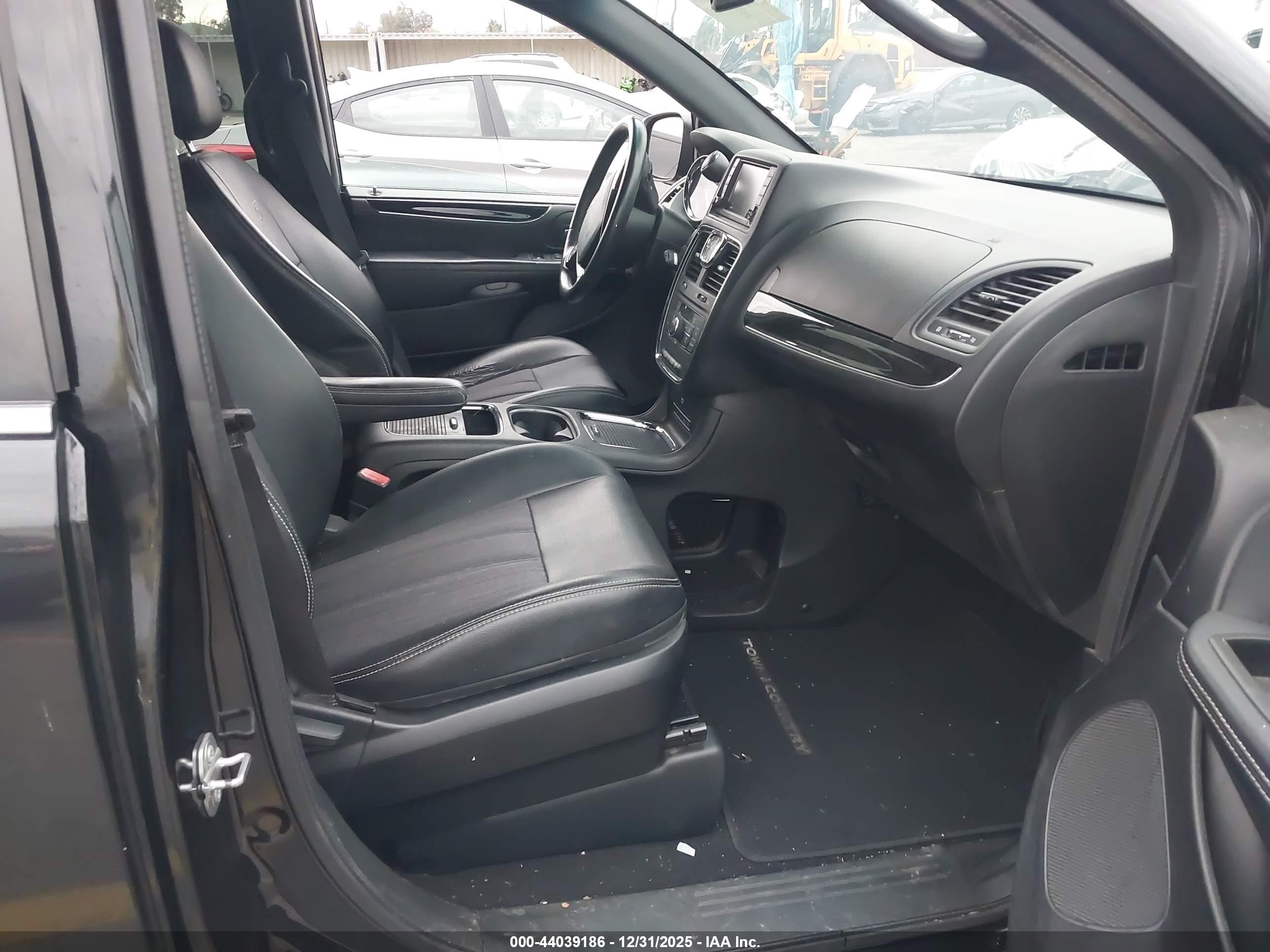 CHRYSLER TOWN image 5