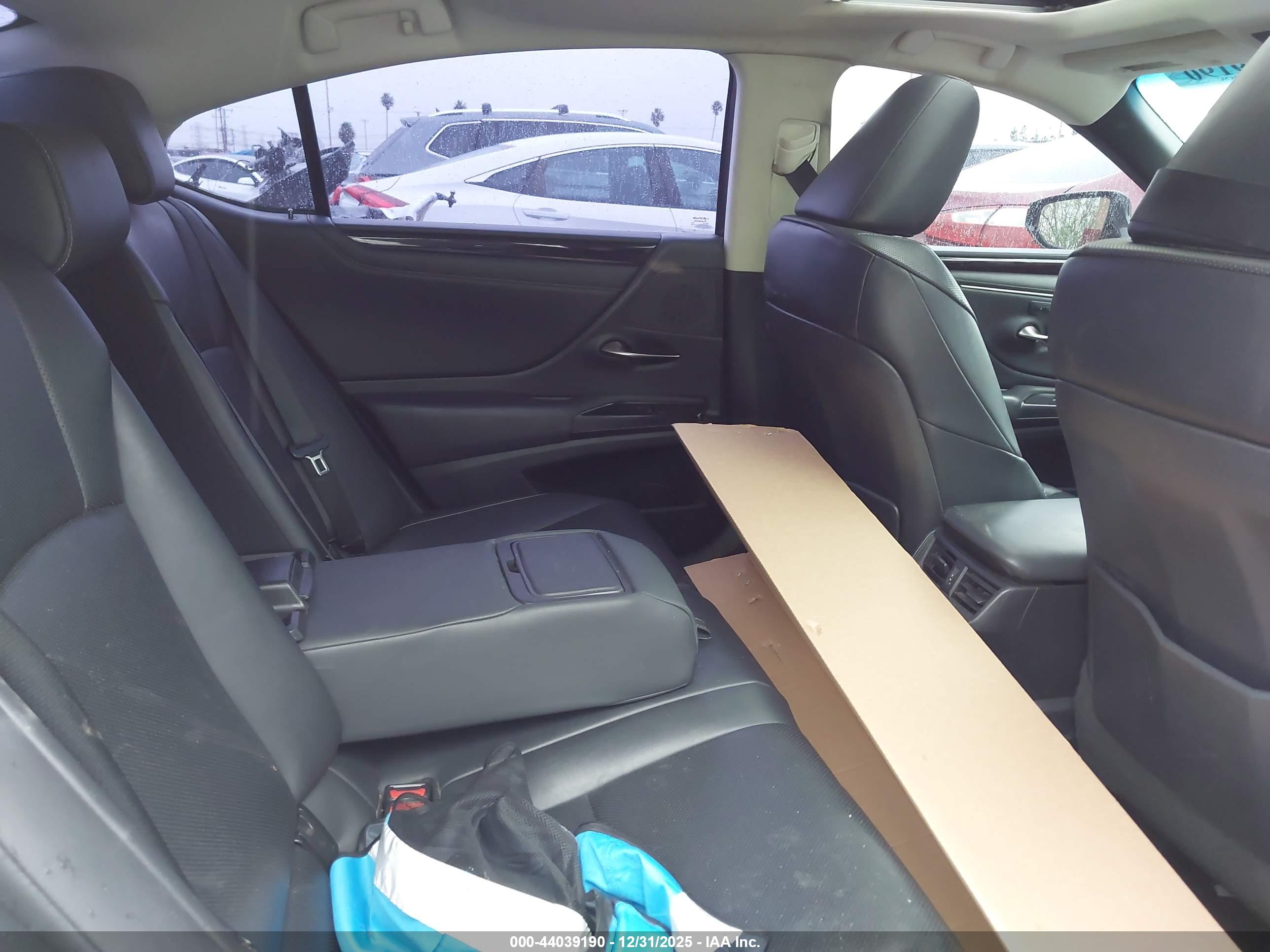 LEXUS ES image 8