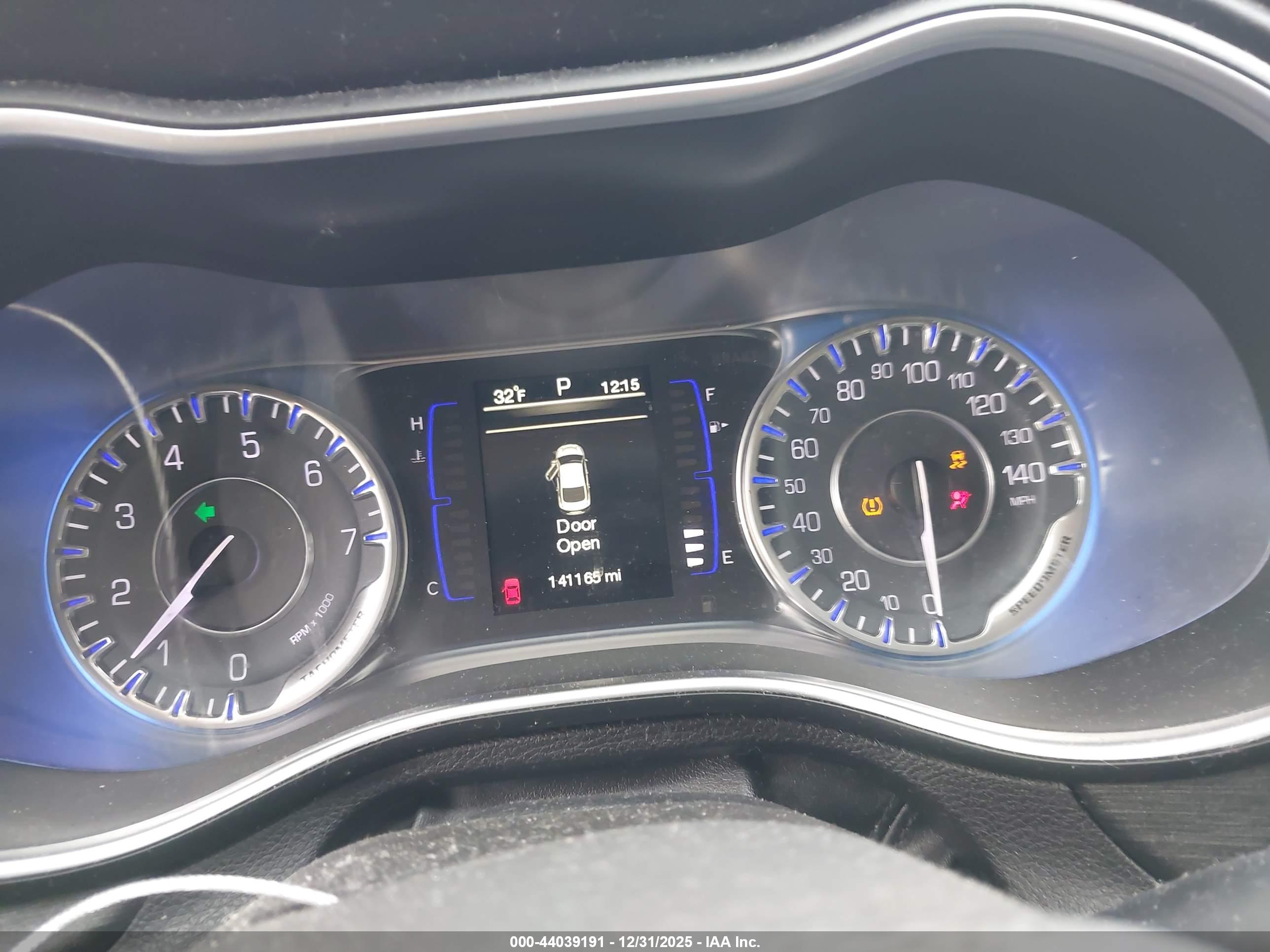 CHRYSLER 200 image 7