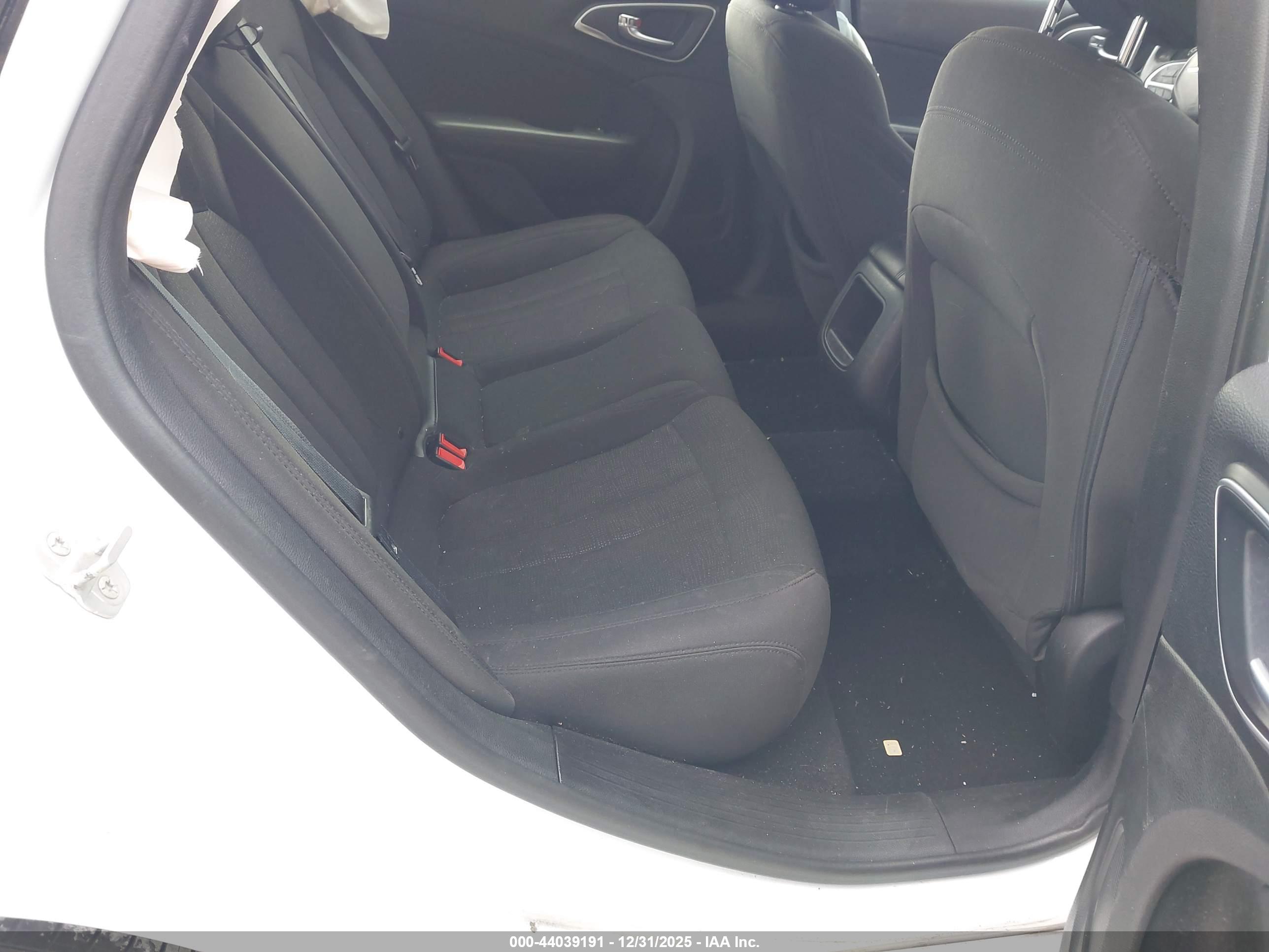 CHRYSLER 200 image 8