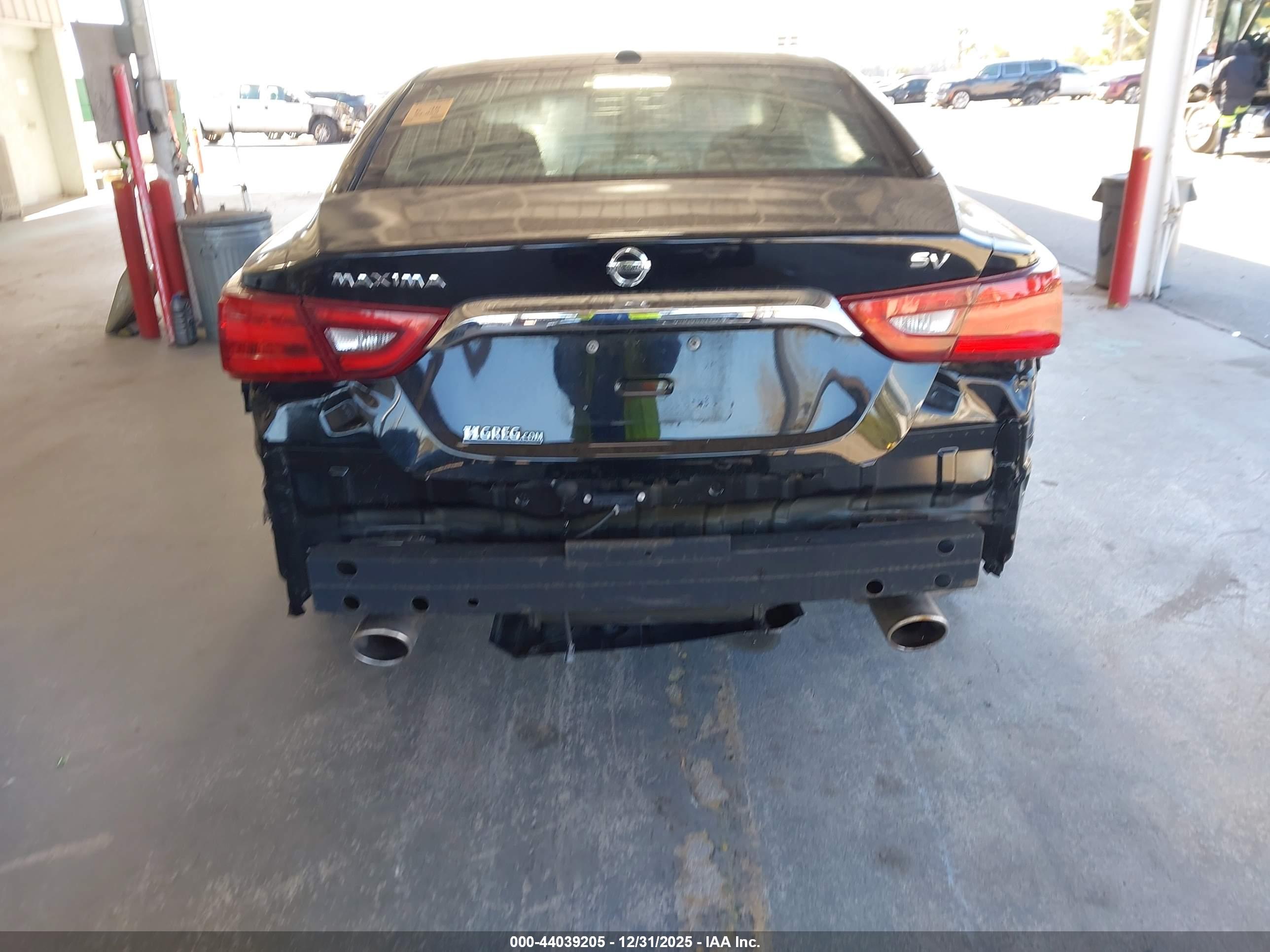 NISSAN MAXIMA image 6