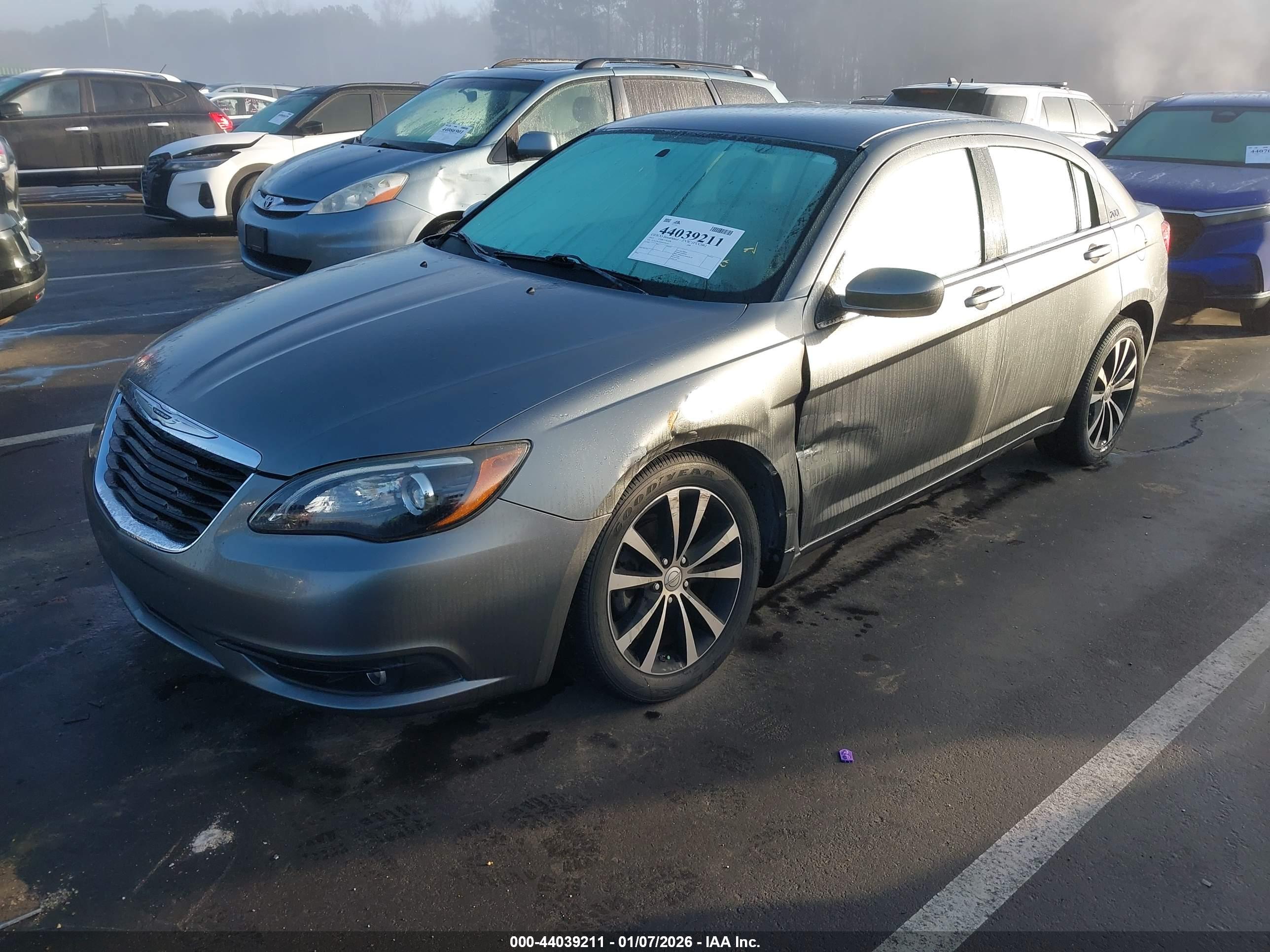 CHRYSLER 200 image 2