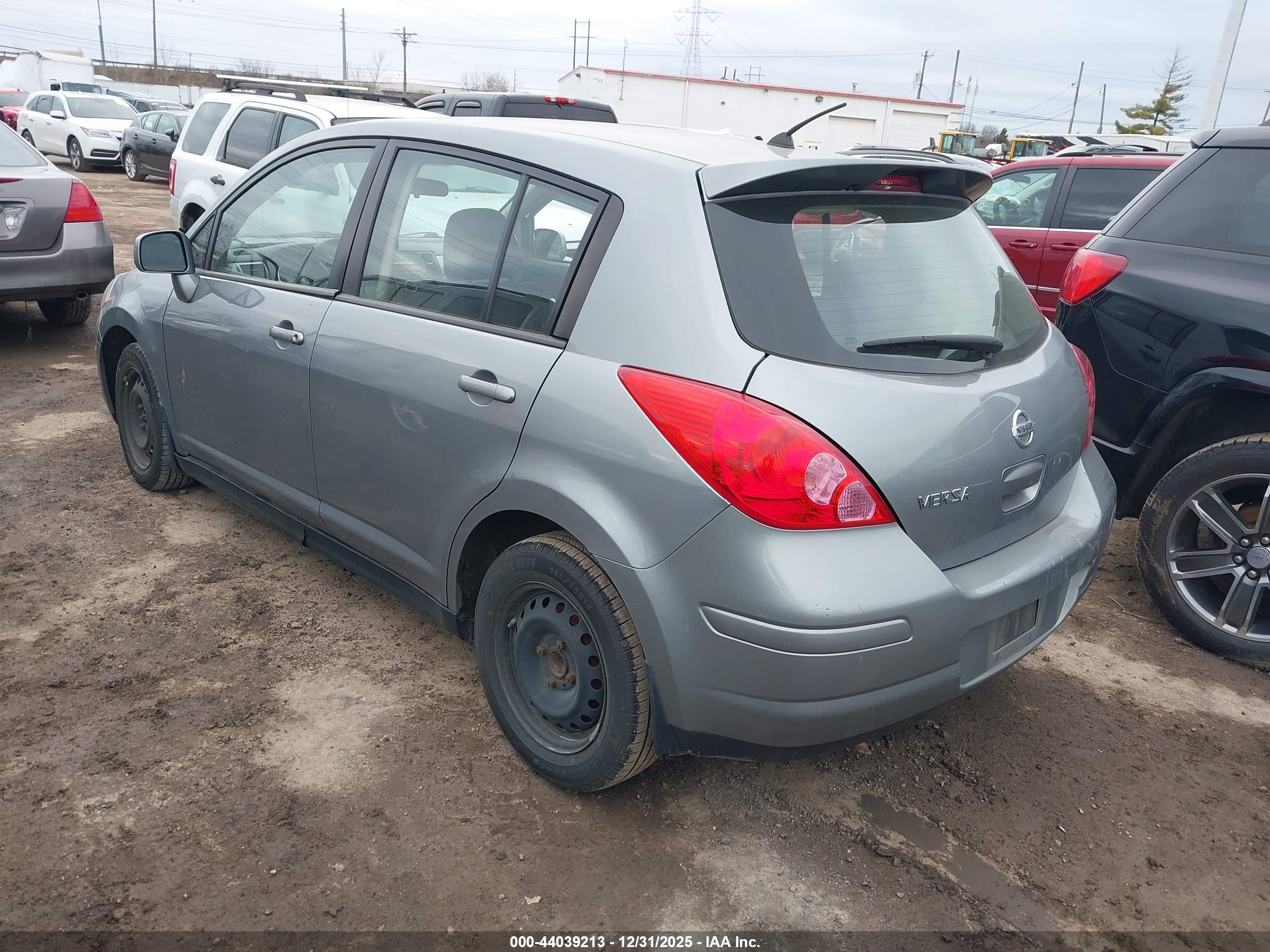 NISSAN VERSA image 3