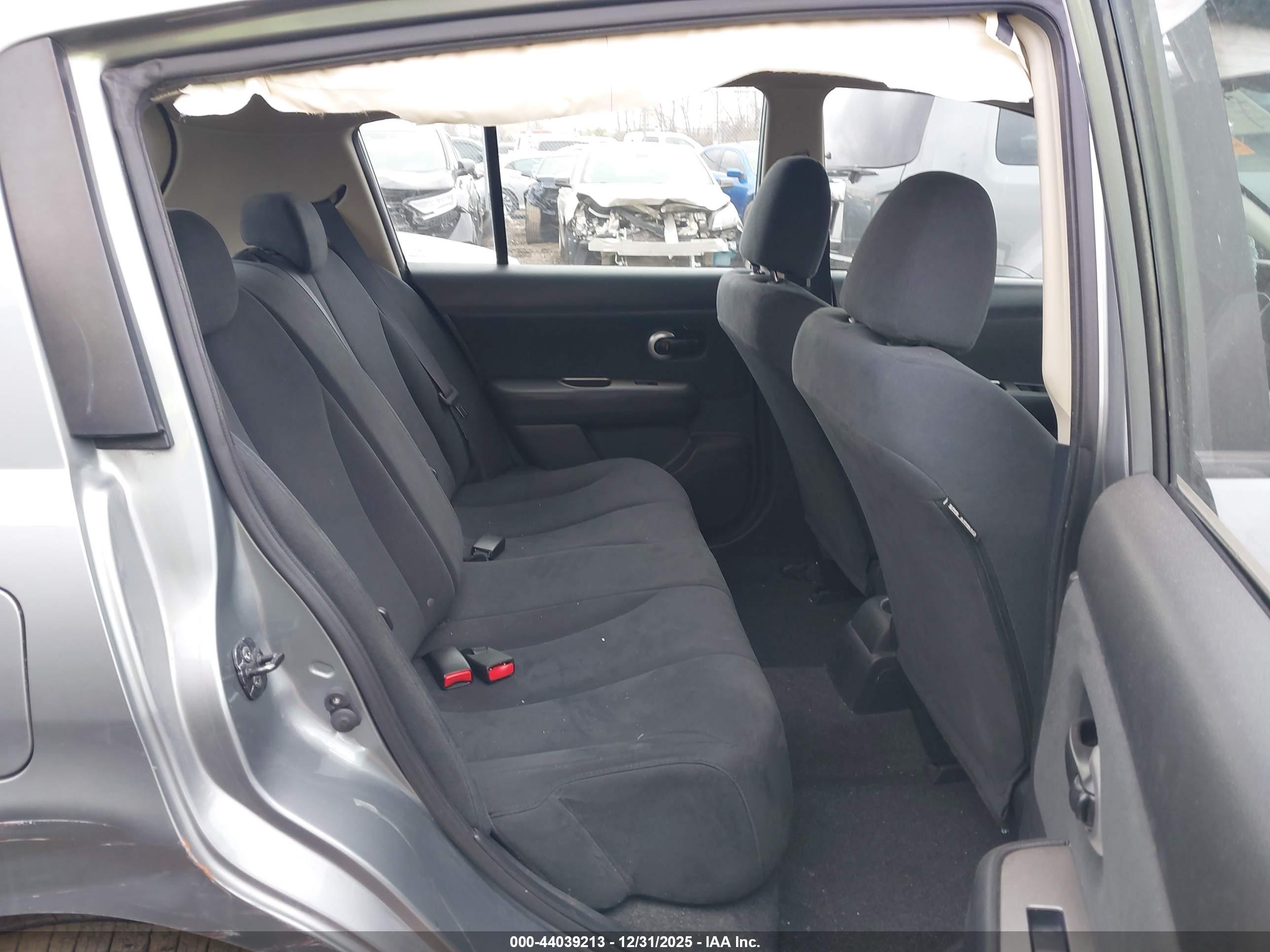 NISSAN VERSA image 8