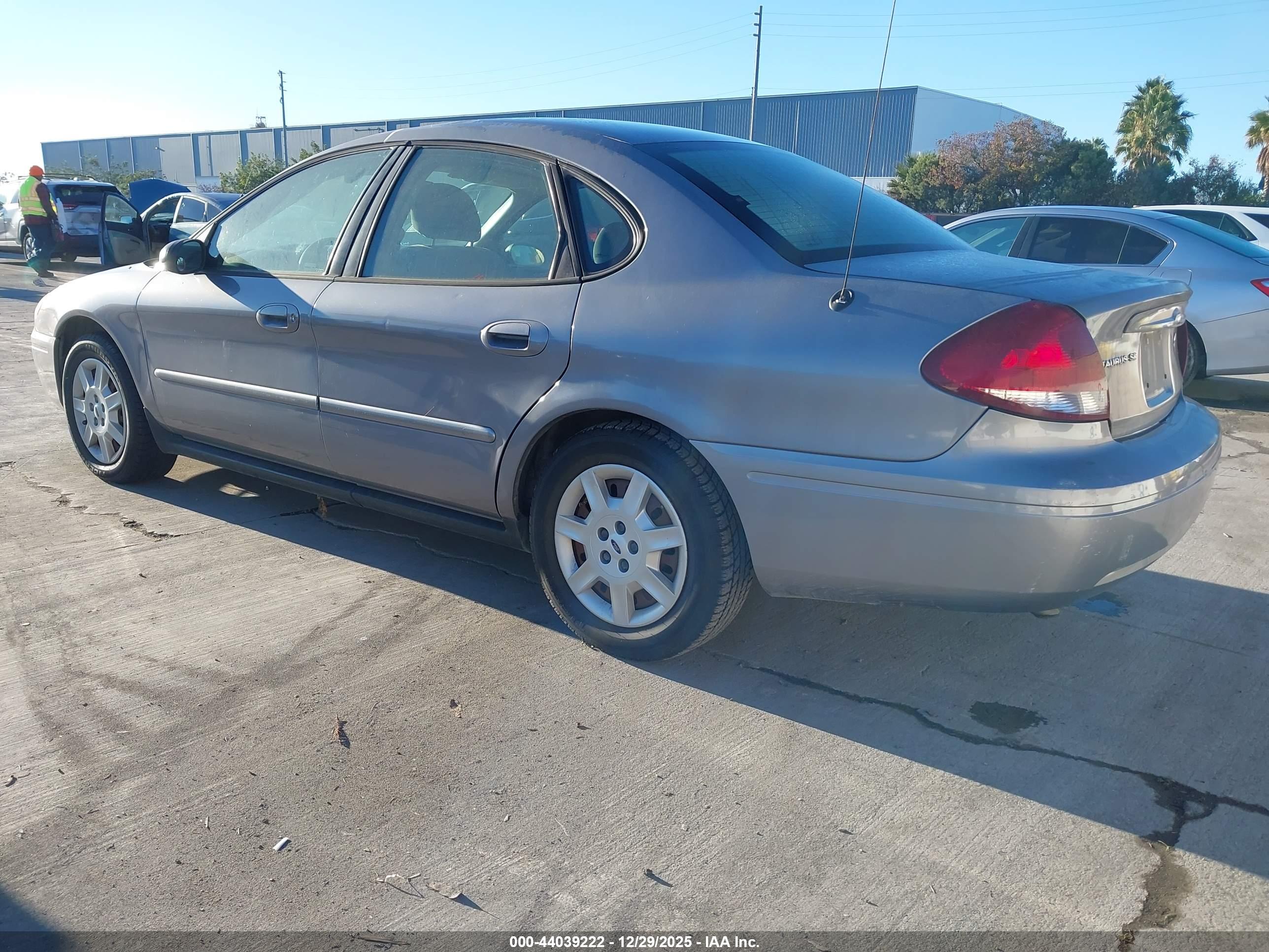 FORD TAURUS image 3