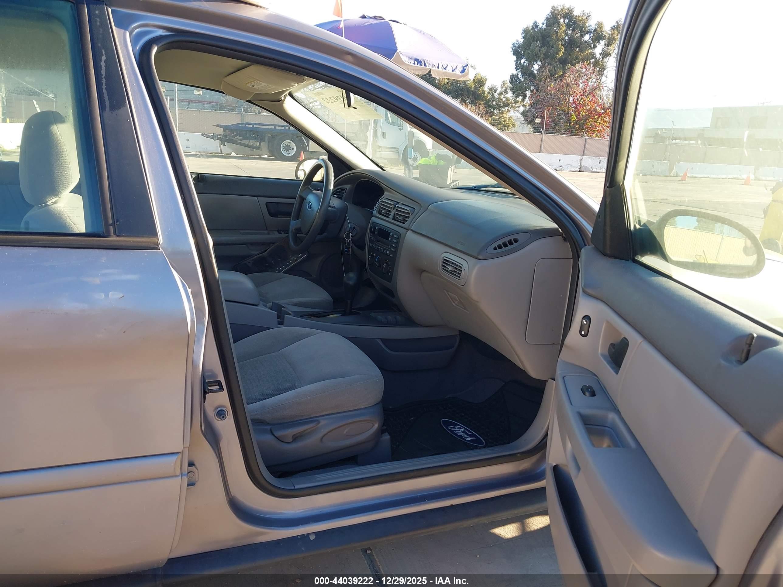 FORD TAURUS image 5