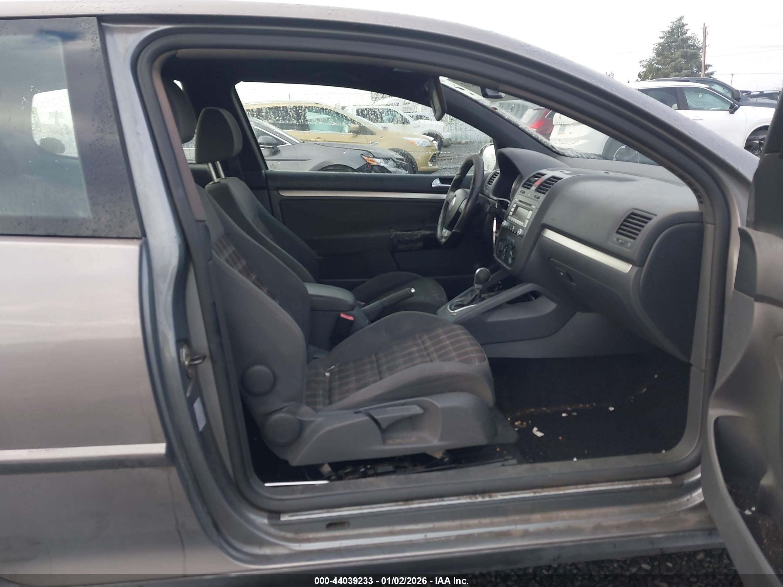VOLKSWAGEN GTI image 5