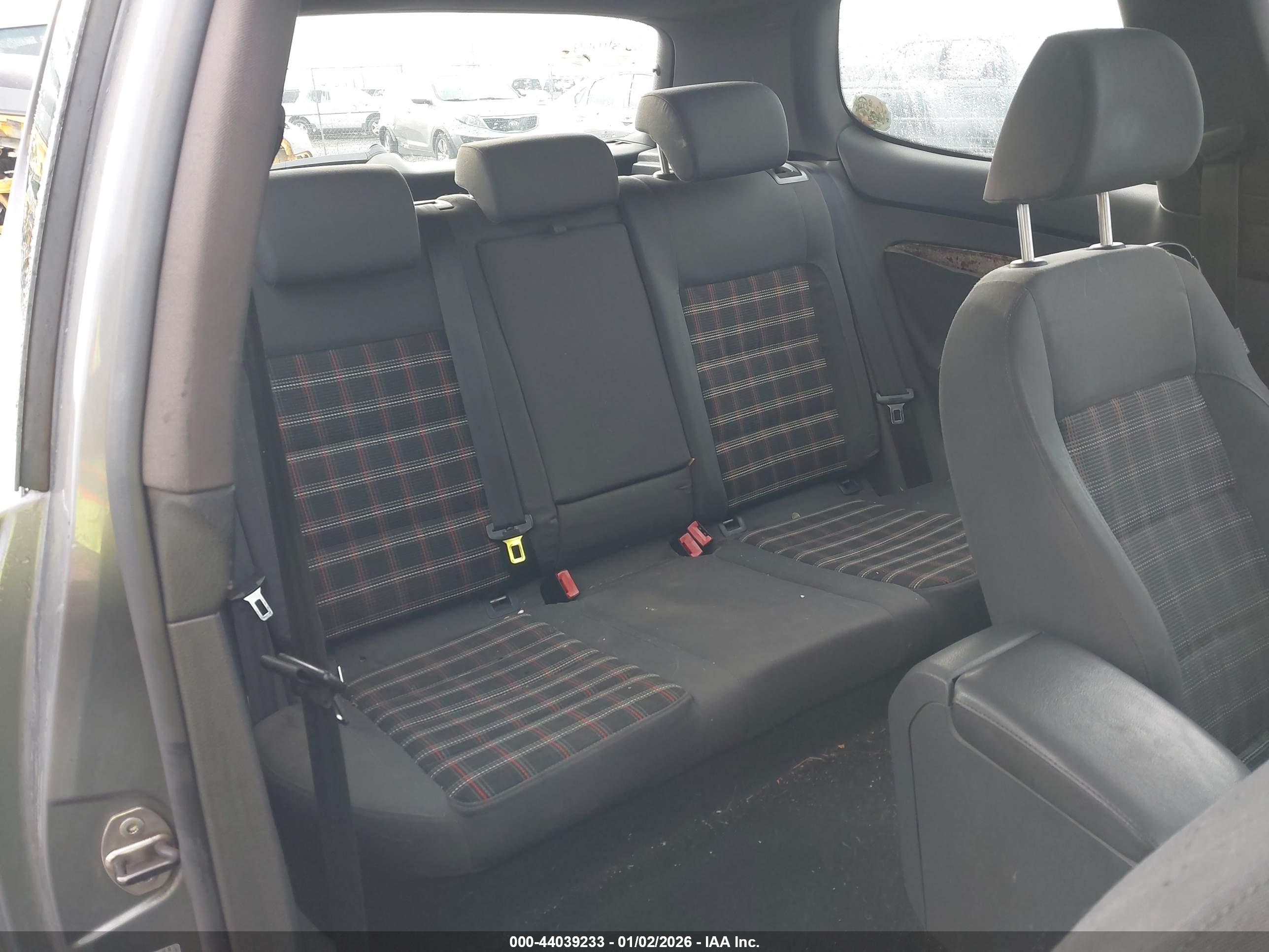 VOLKSWAGEN GTI image 8