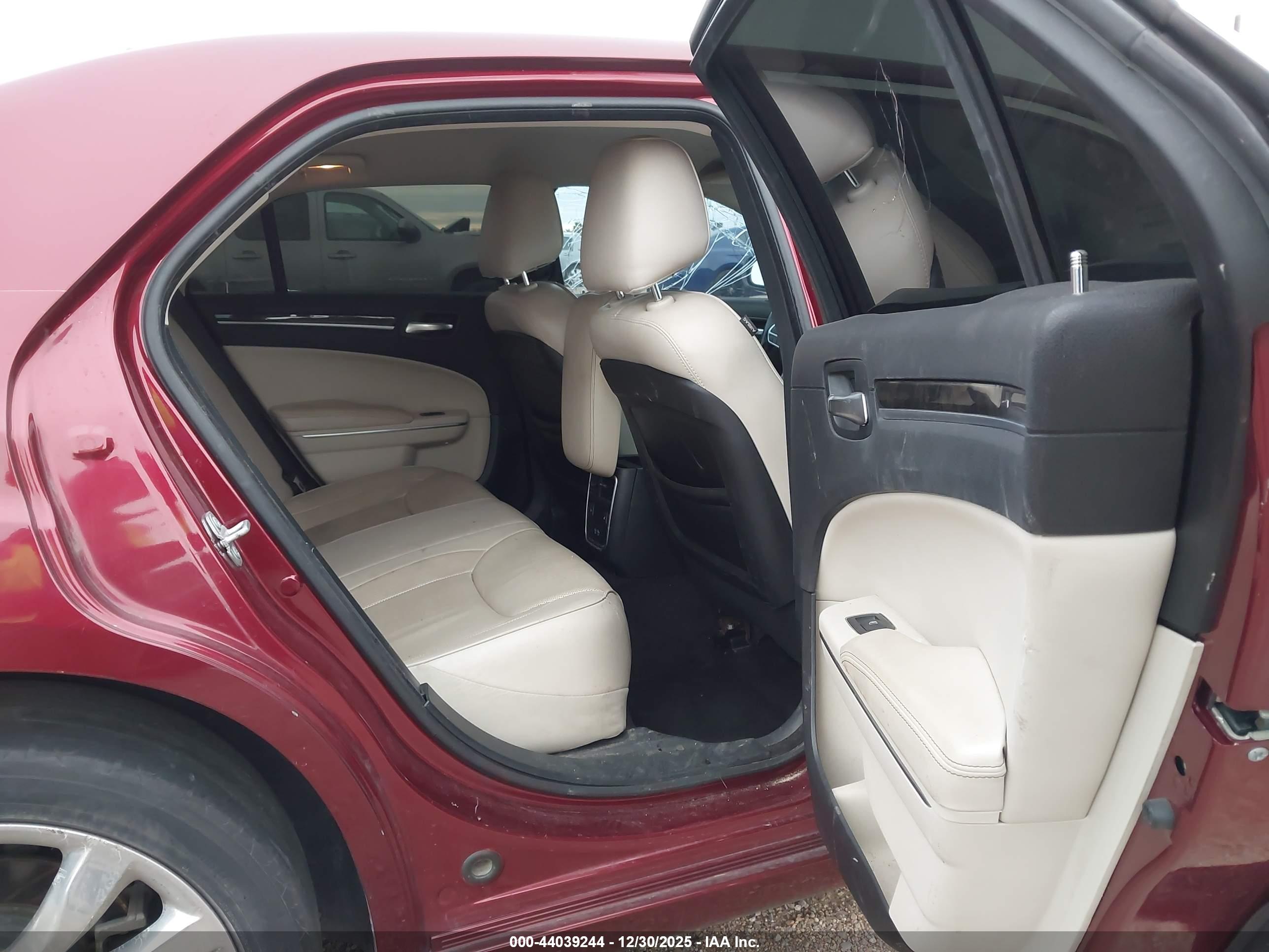 CHRYSLER 300 image 8