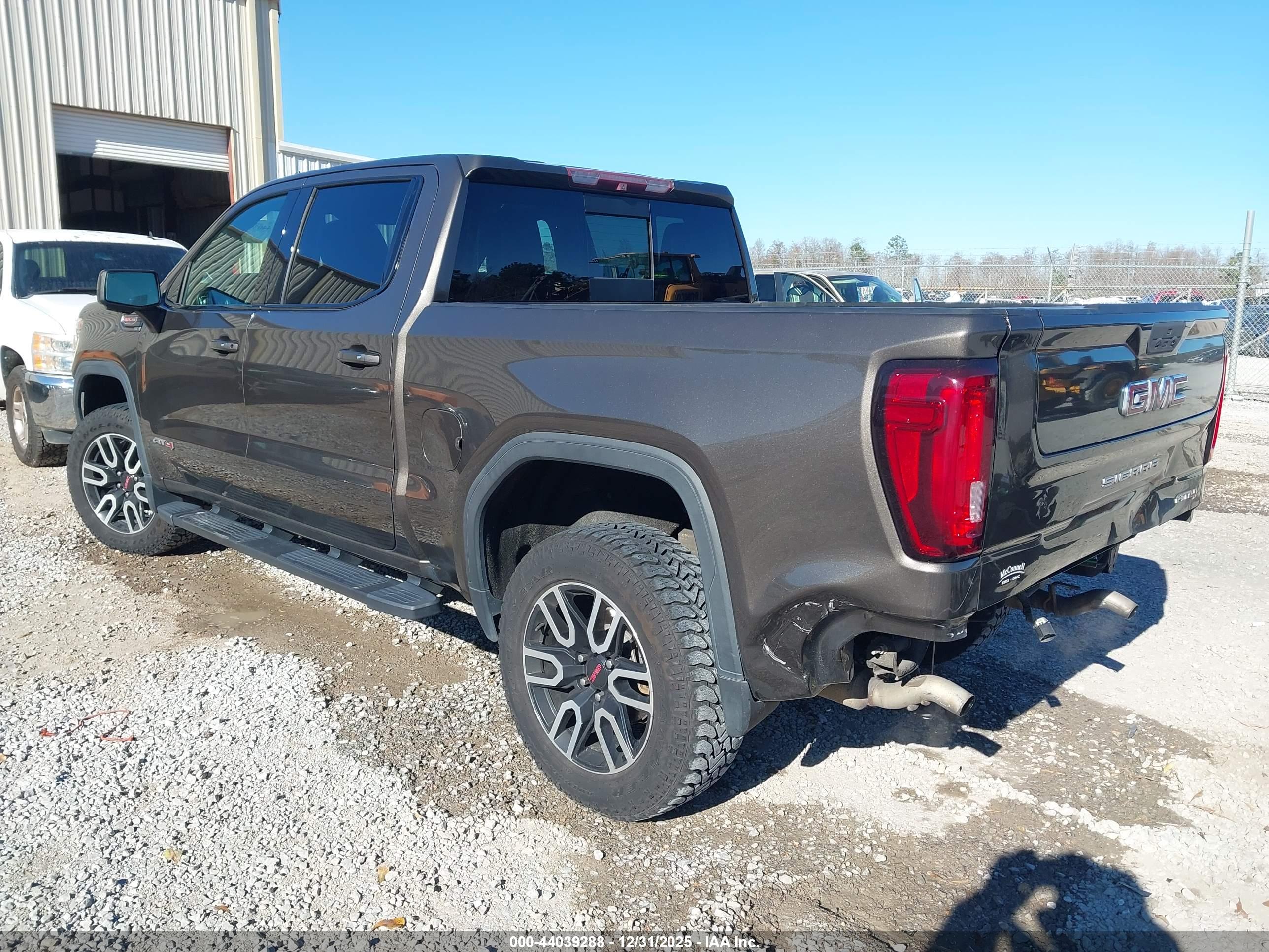 GMC SIERRA image 3