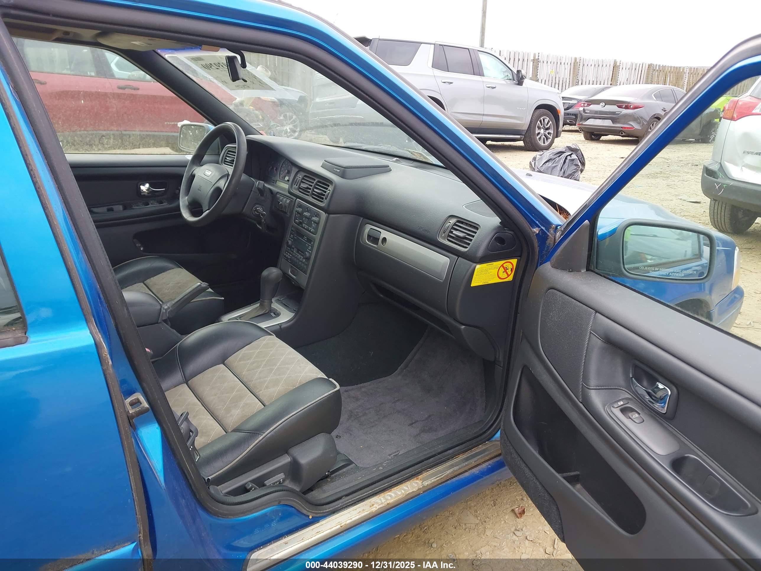 VOLVO V70 image 5