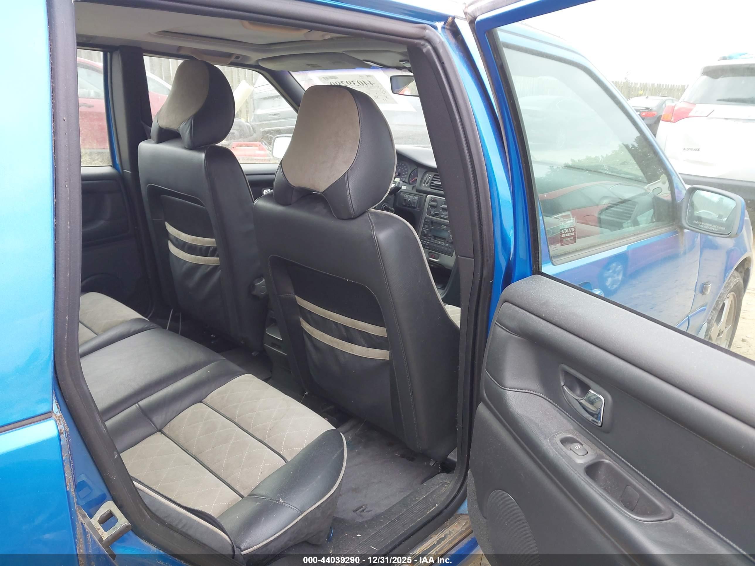 VOLVO V70 image 8