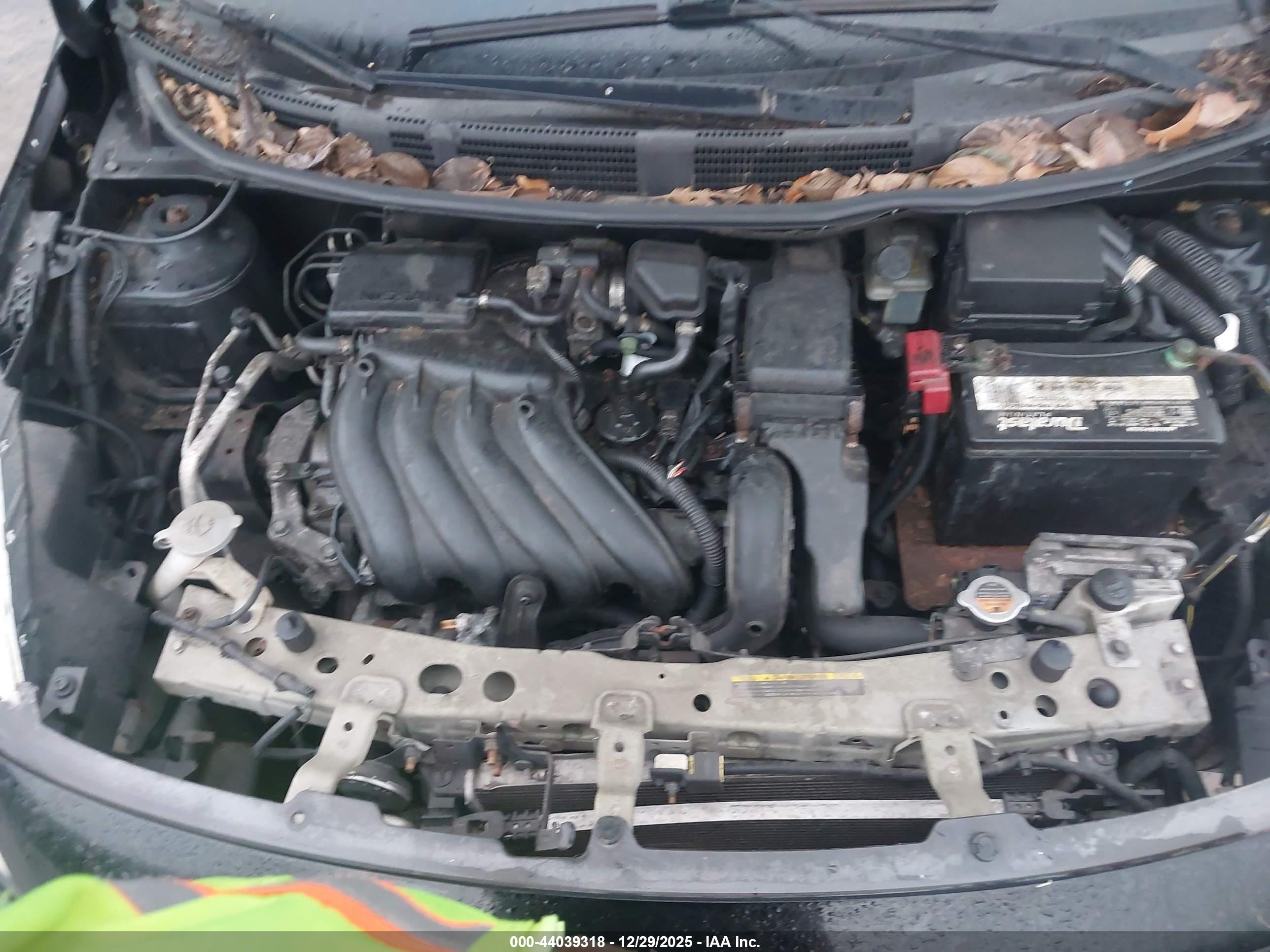 NISSAN VERSA image 10