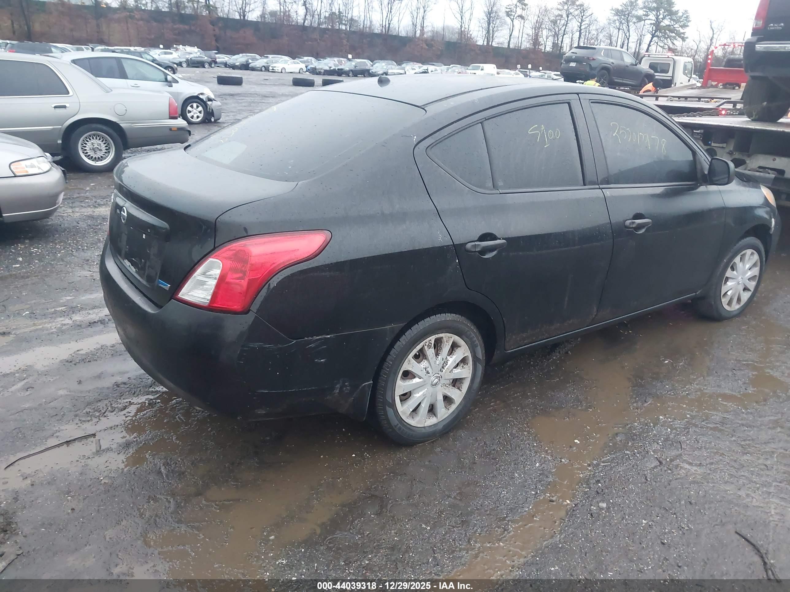 NISSAN VERSA image 4