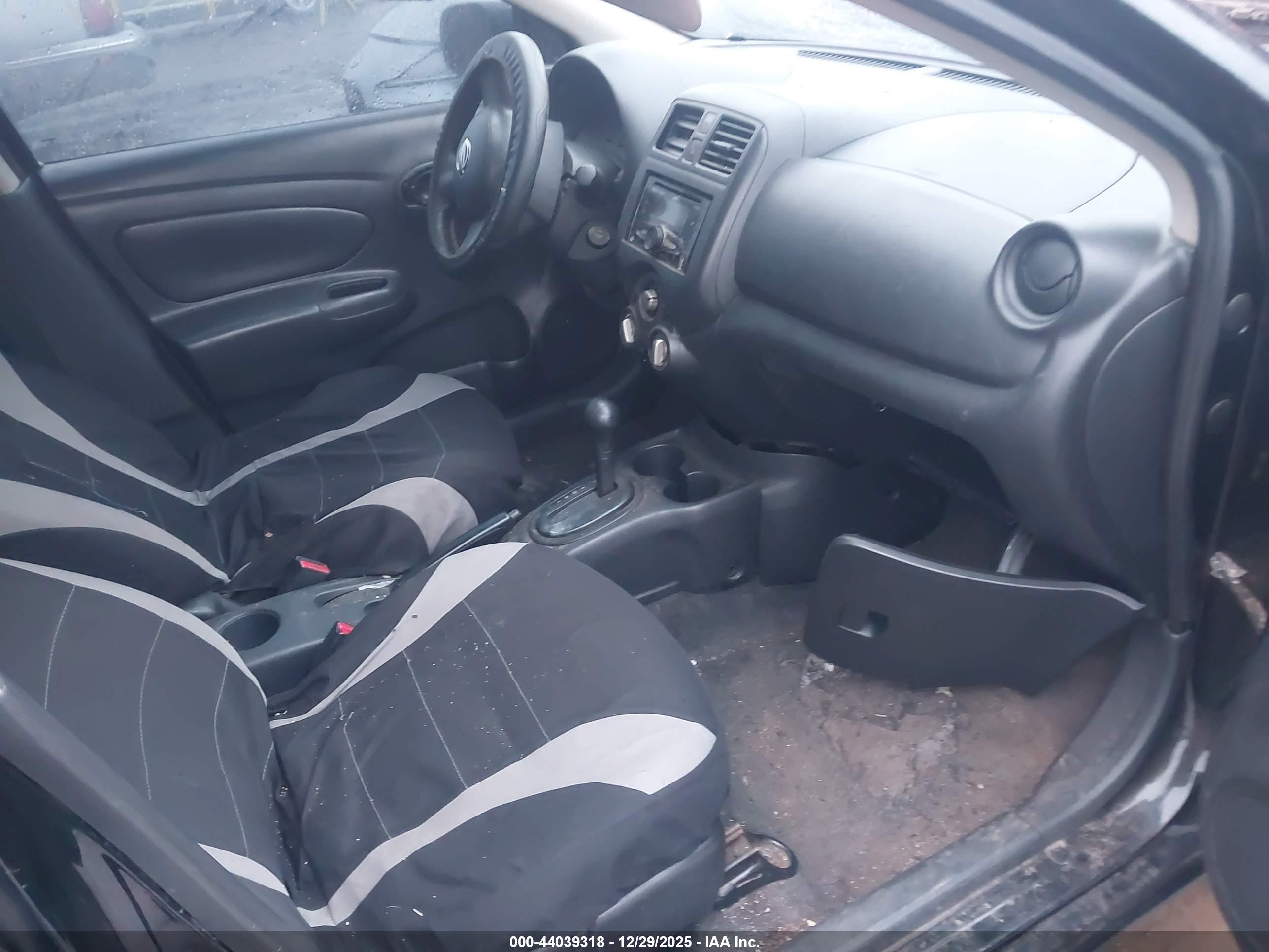 NISSAN VERSA image 5