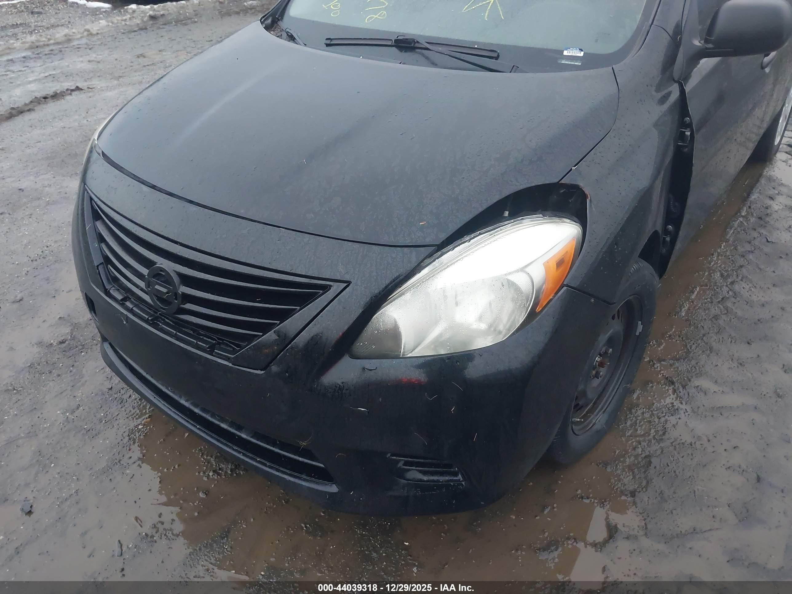 NISSAN VERSA image 6