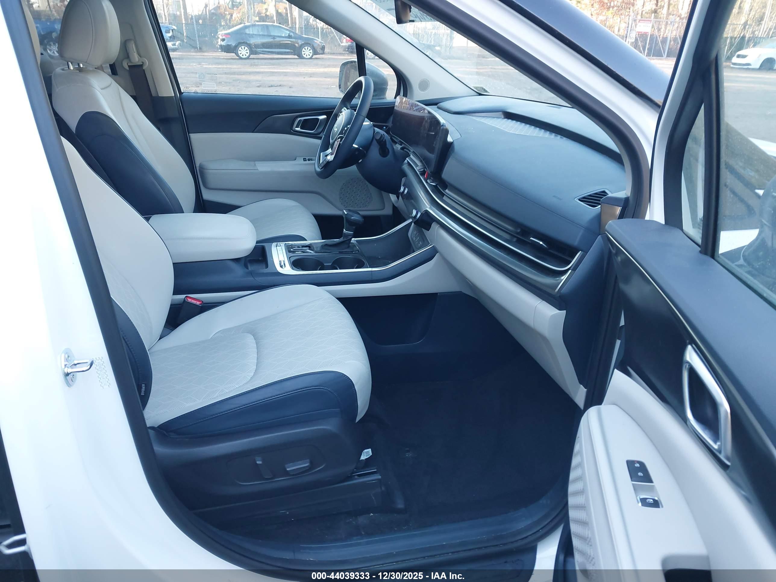 KIA CARNIVAL image 5