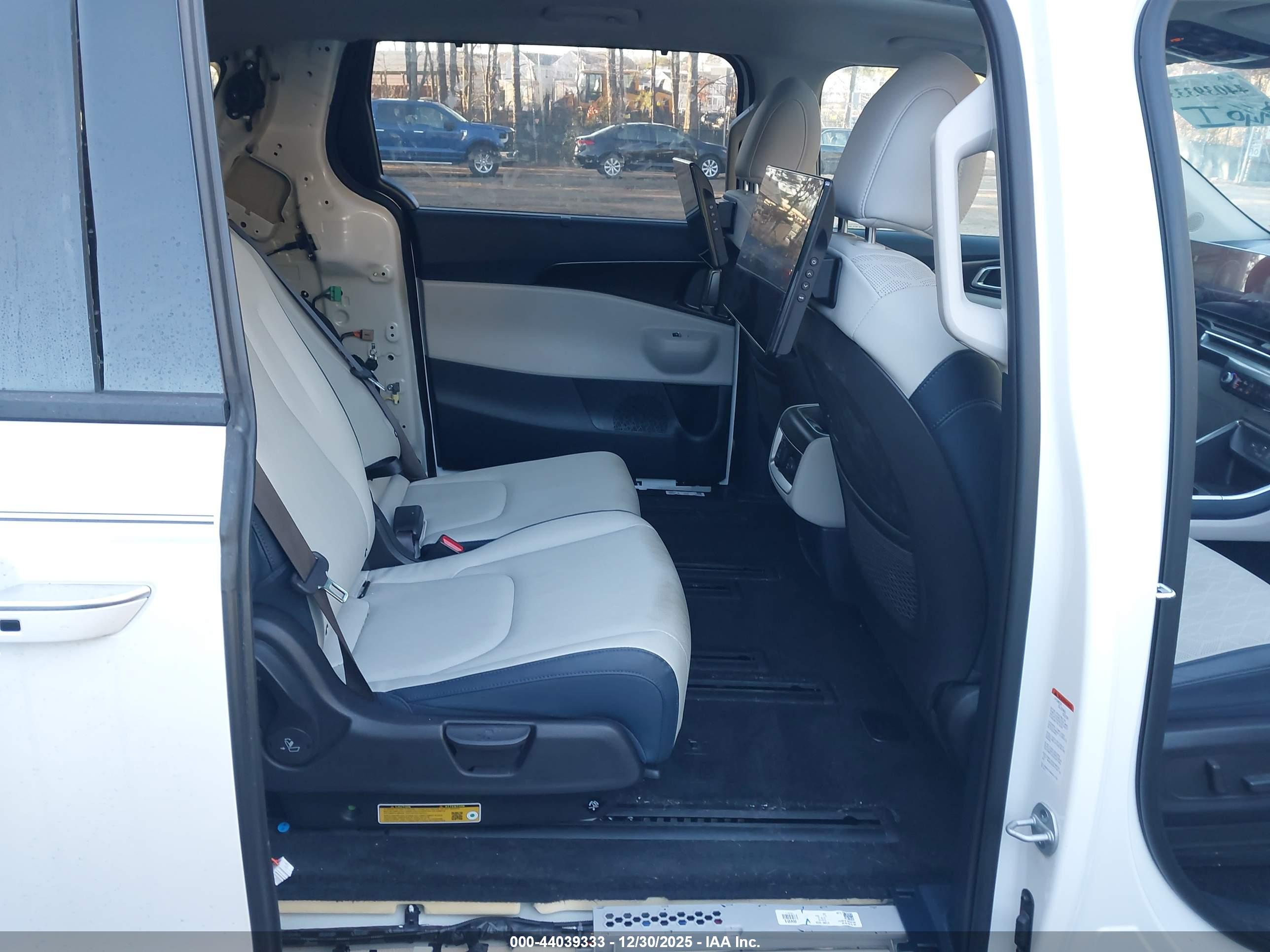 KIA CARNIVAL image 8