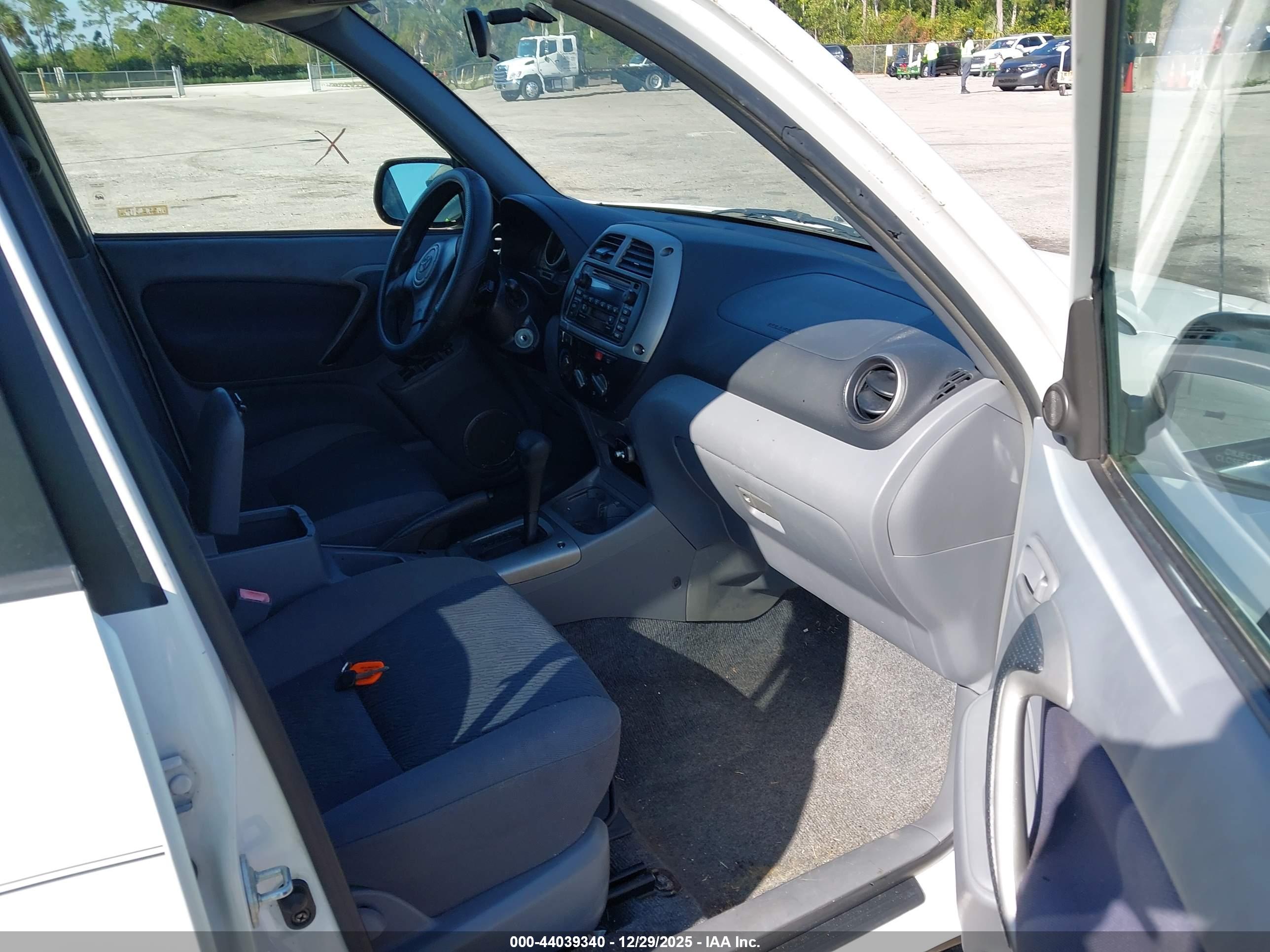 TOYOTA RAV4 image 5