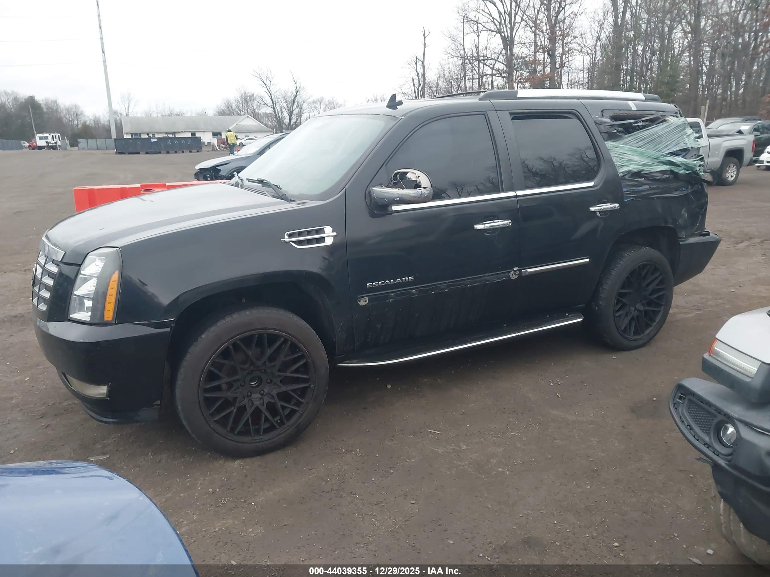 CADILLAC ESCALADE image 2