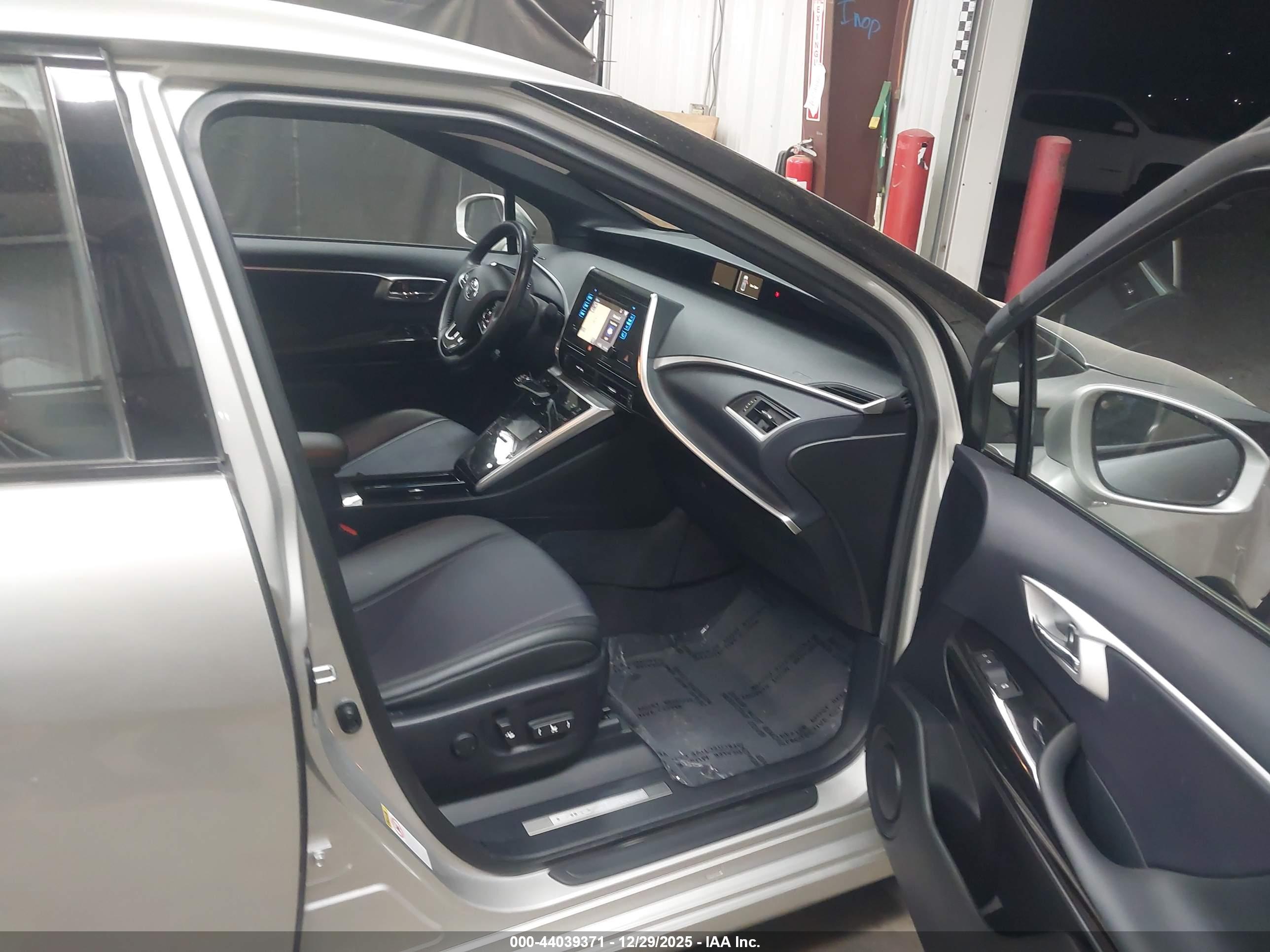 TOYOTA MIRAI image 5