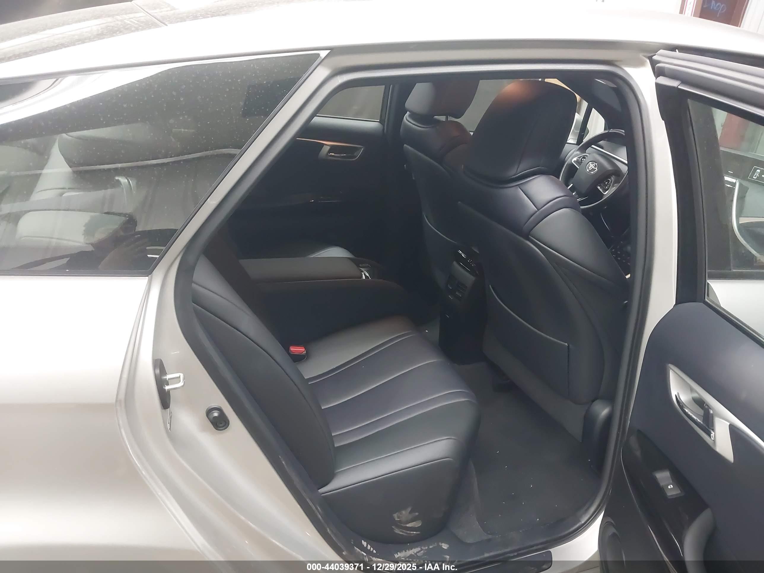 TOYOTA MIRAI image 8