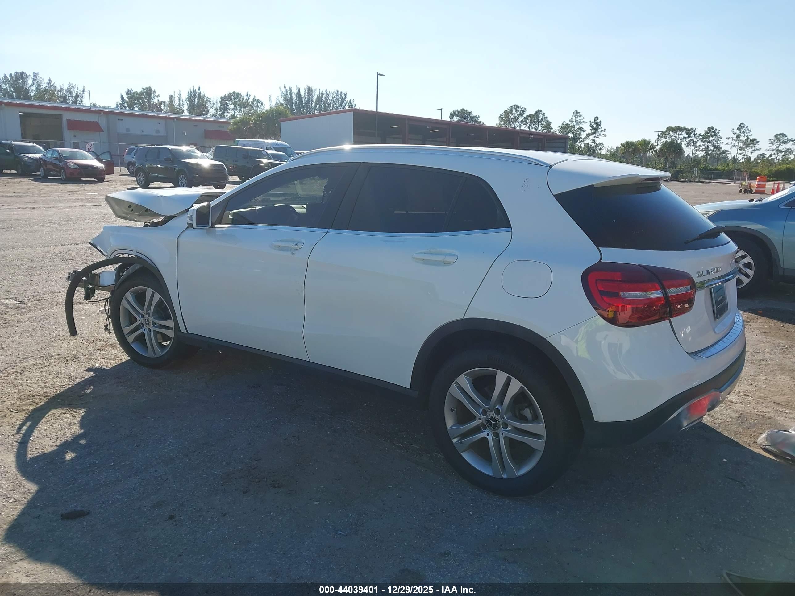 MERCEDES-BENZ GLA image 3