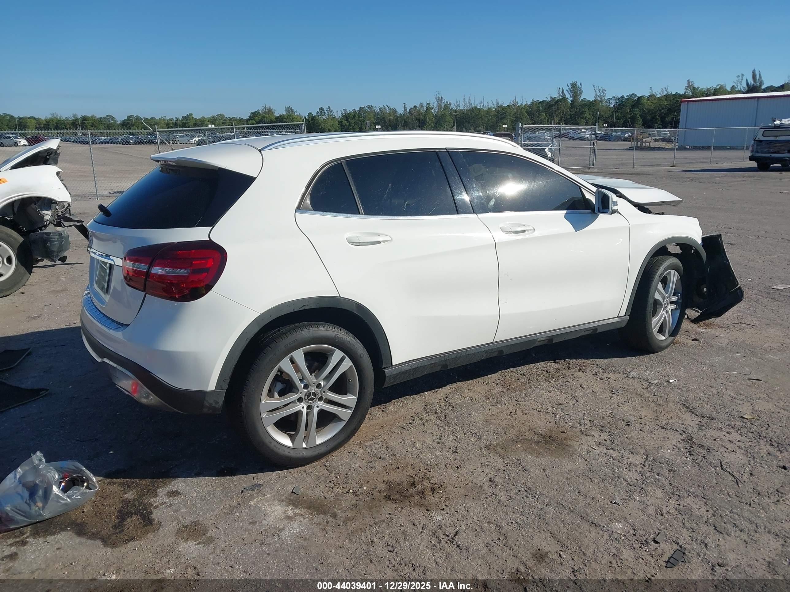 MERCEDES-BENZ GLA image 4