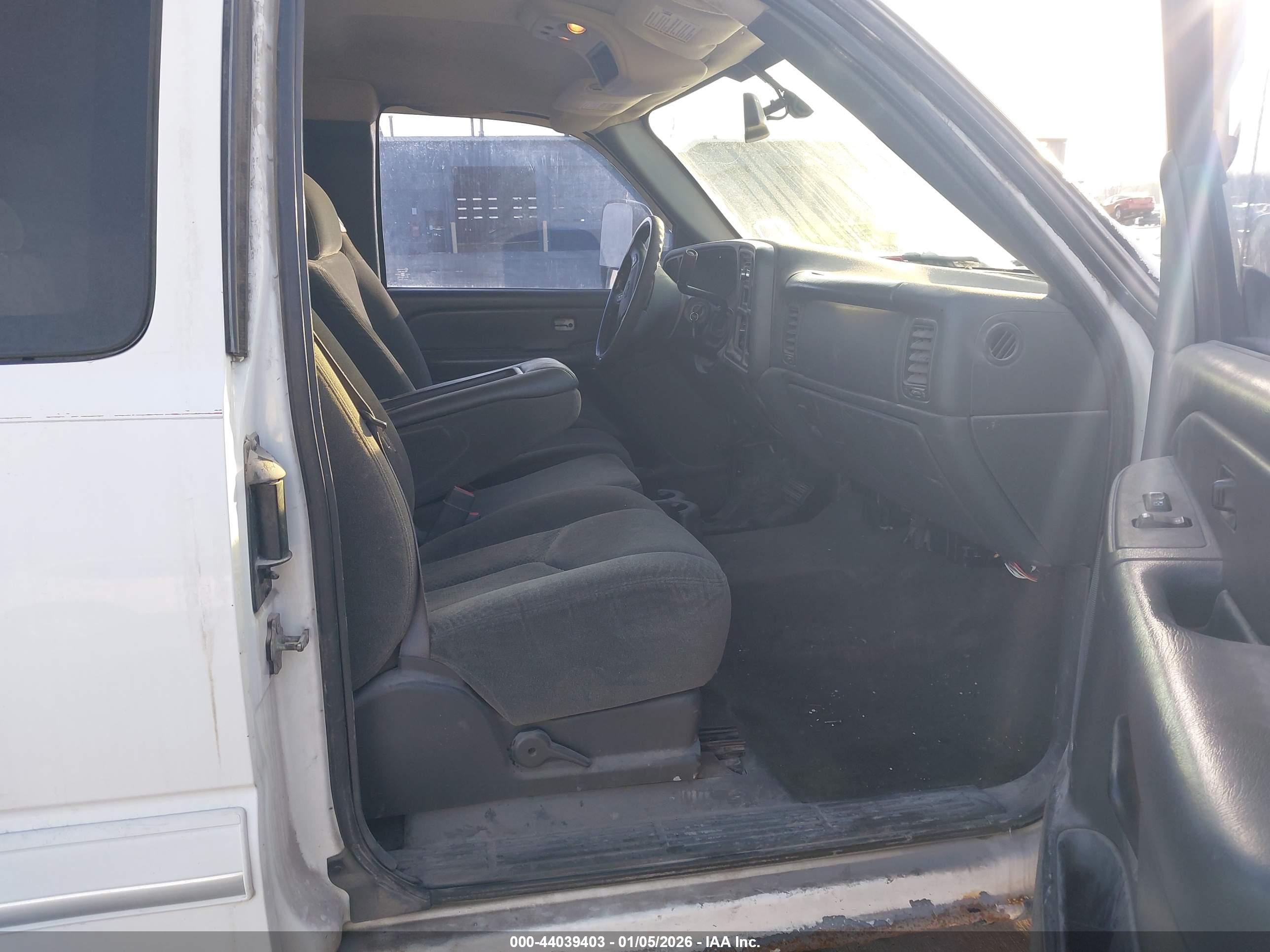 CHEVROLET SILVERADO image 5