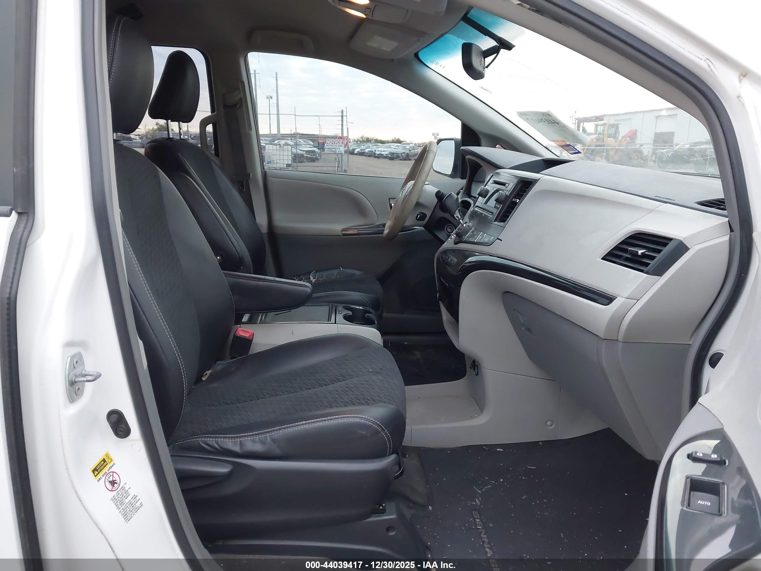 TOYOTA SIENNA image 5