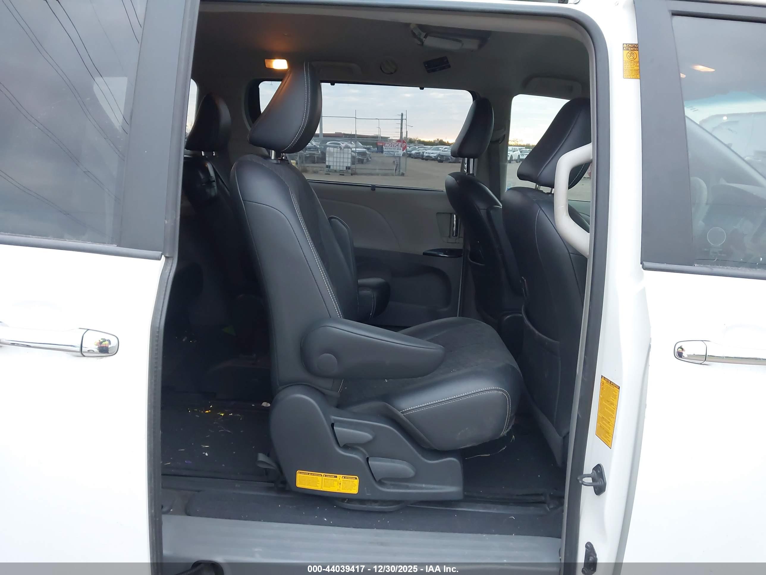 TOYOTA SIENNA image 8