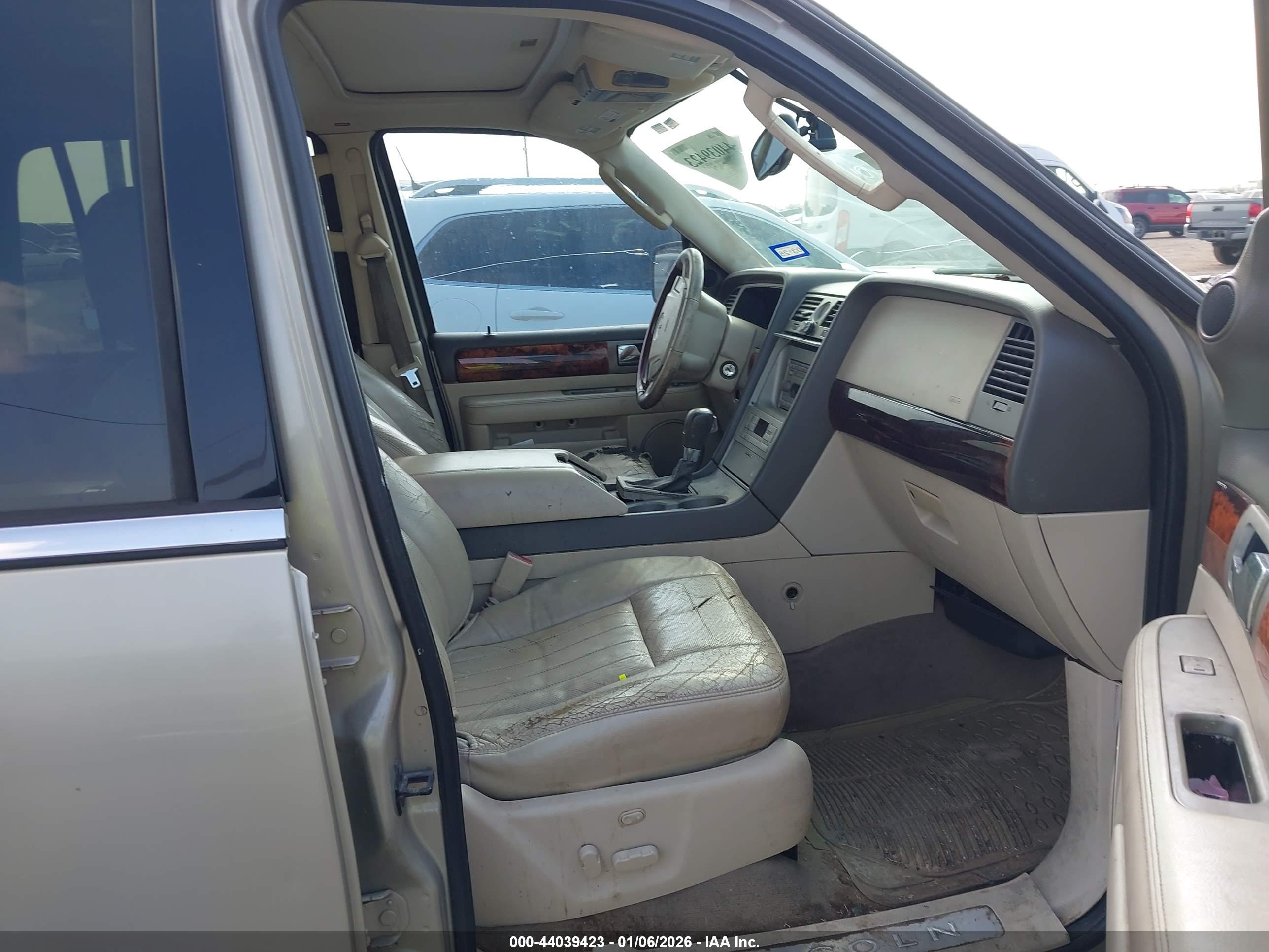 LINCOLN NAVIGATOR image 5