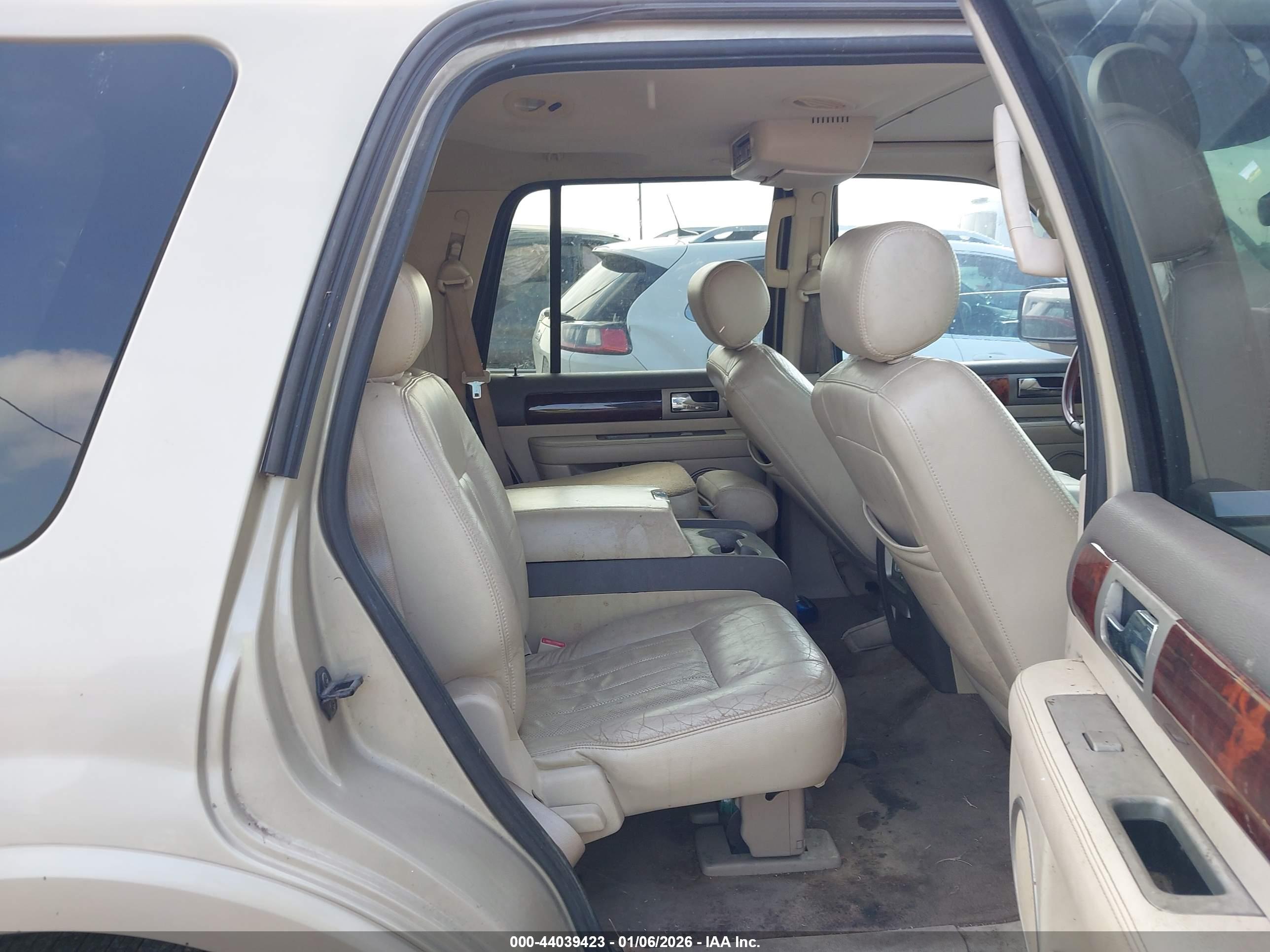 LINCOLN NAVIGATOR image 8
