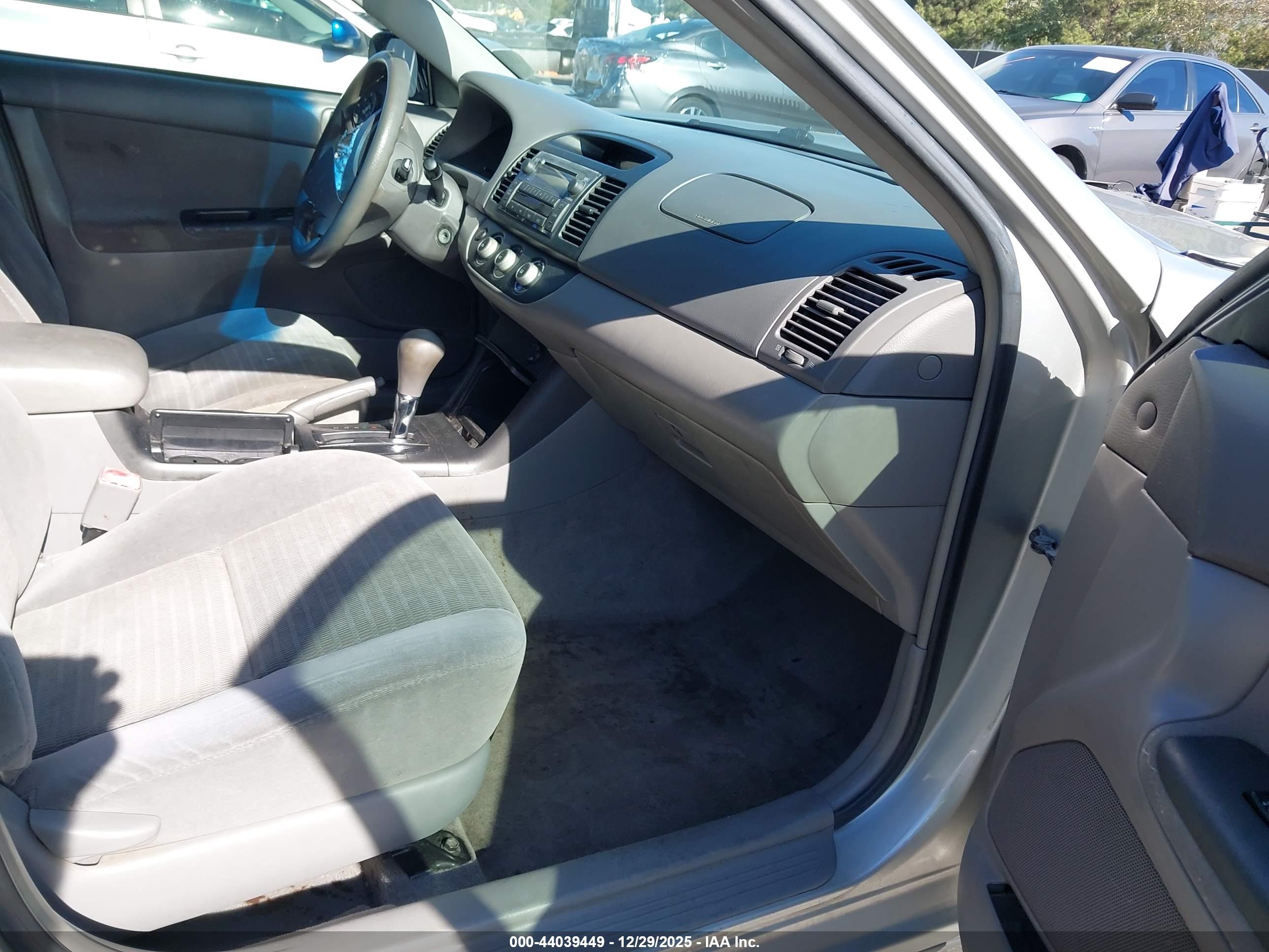 TOYOTA CAMRY image 5