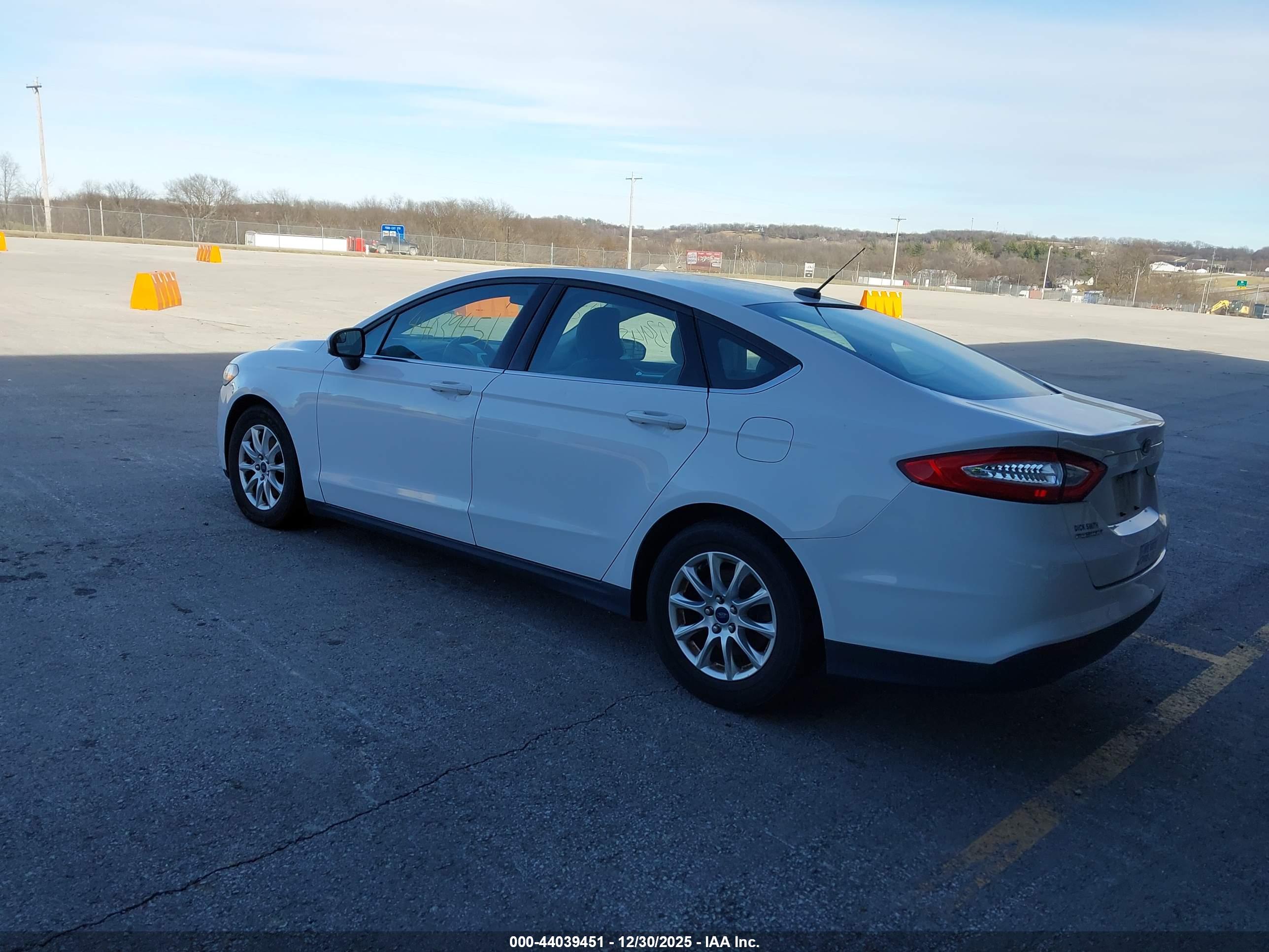 FORD FUSION image 3