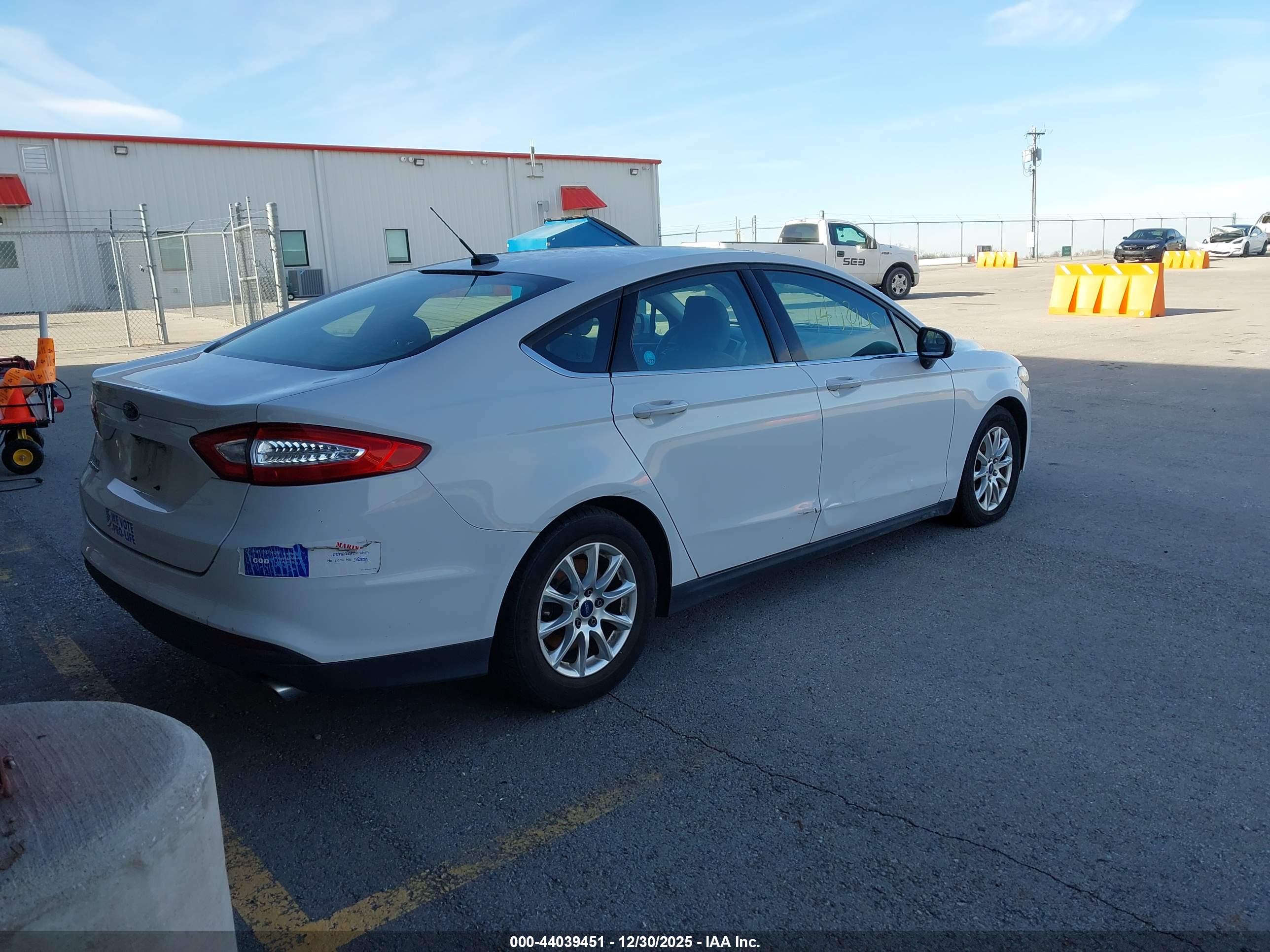 FORD FUSION image 4