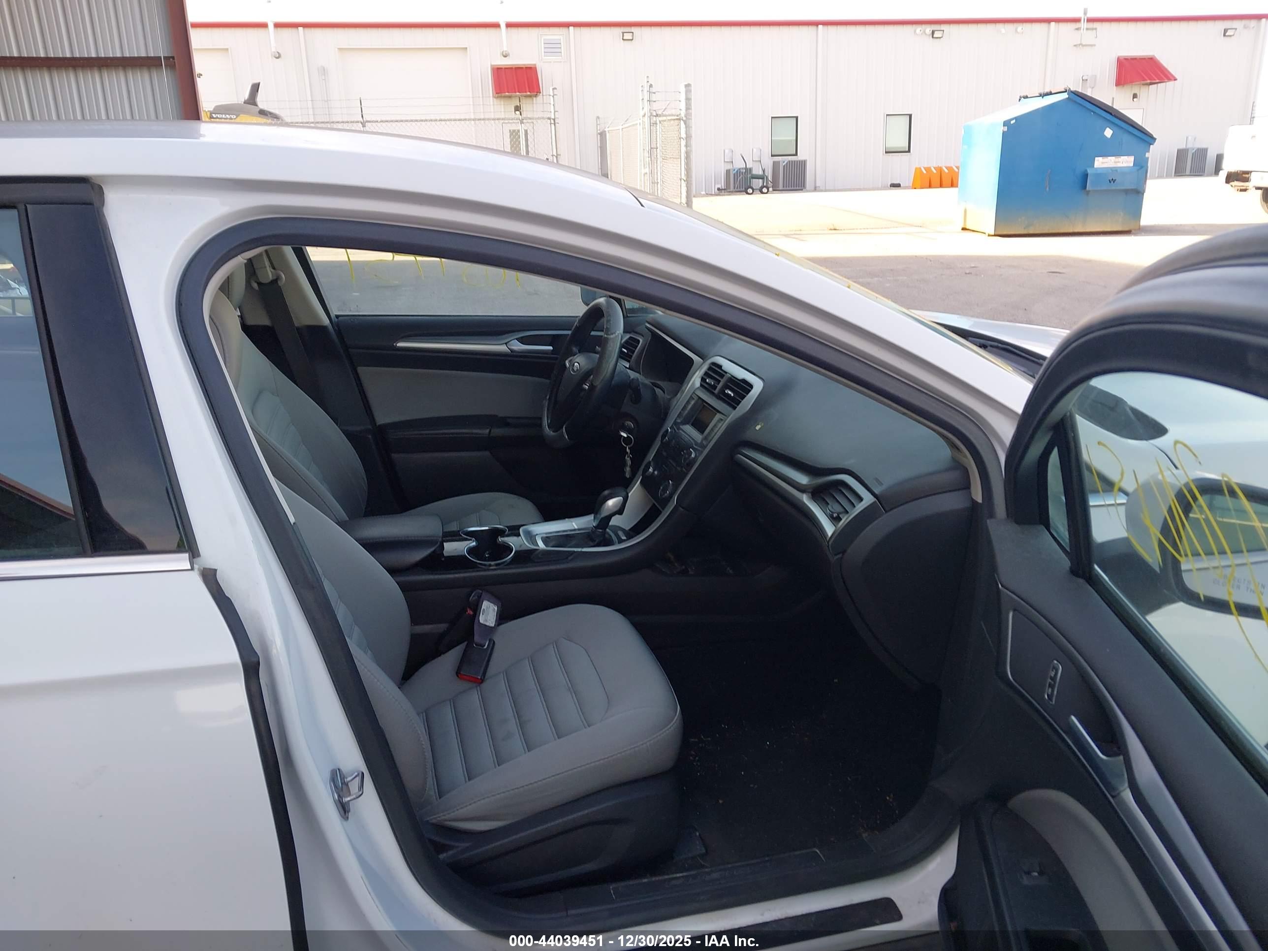 FORD FUSION image 5