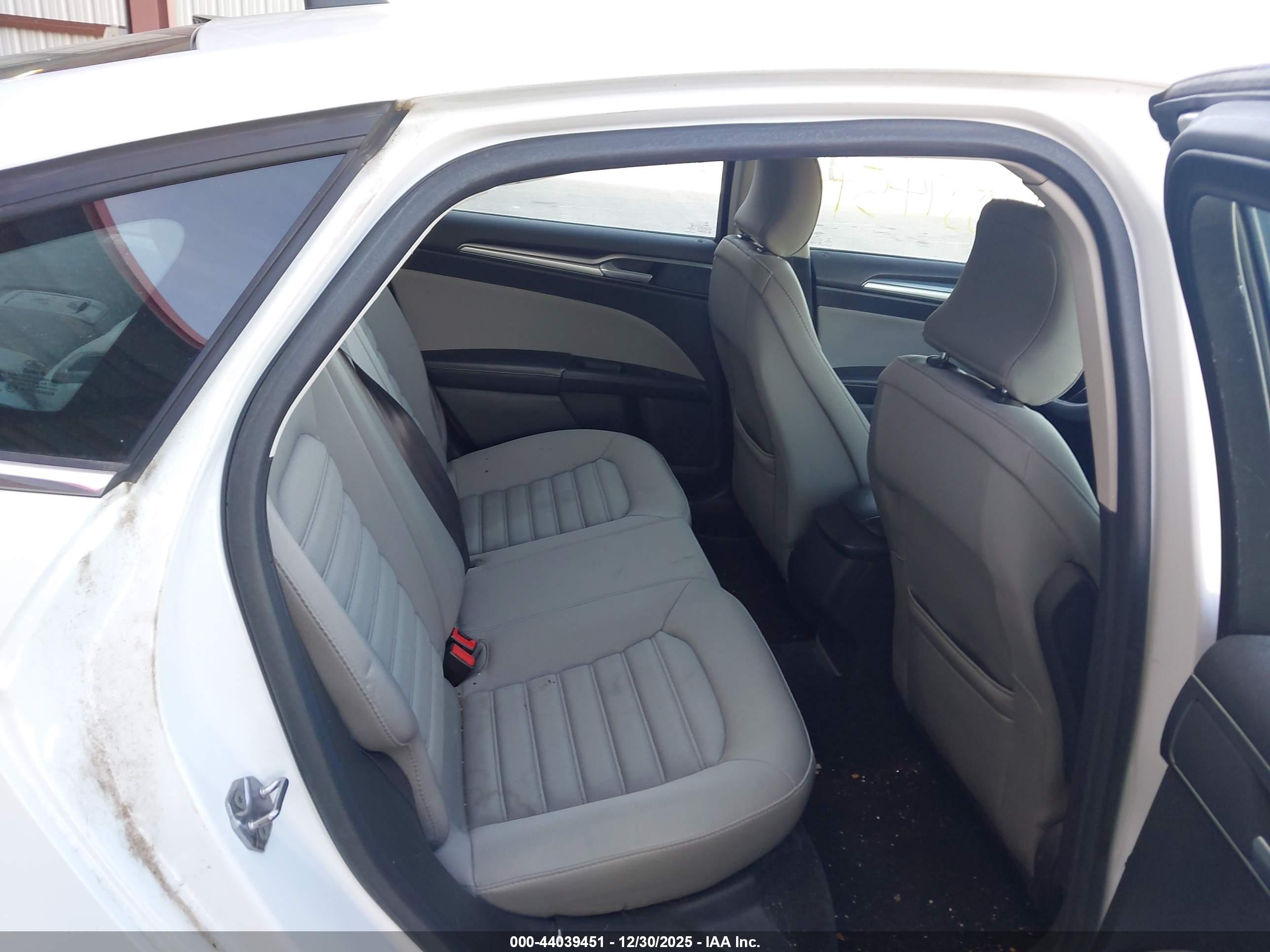 FORD FUSION image 8