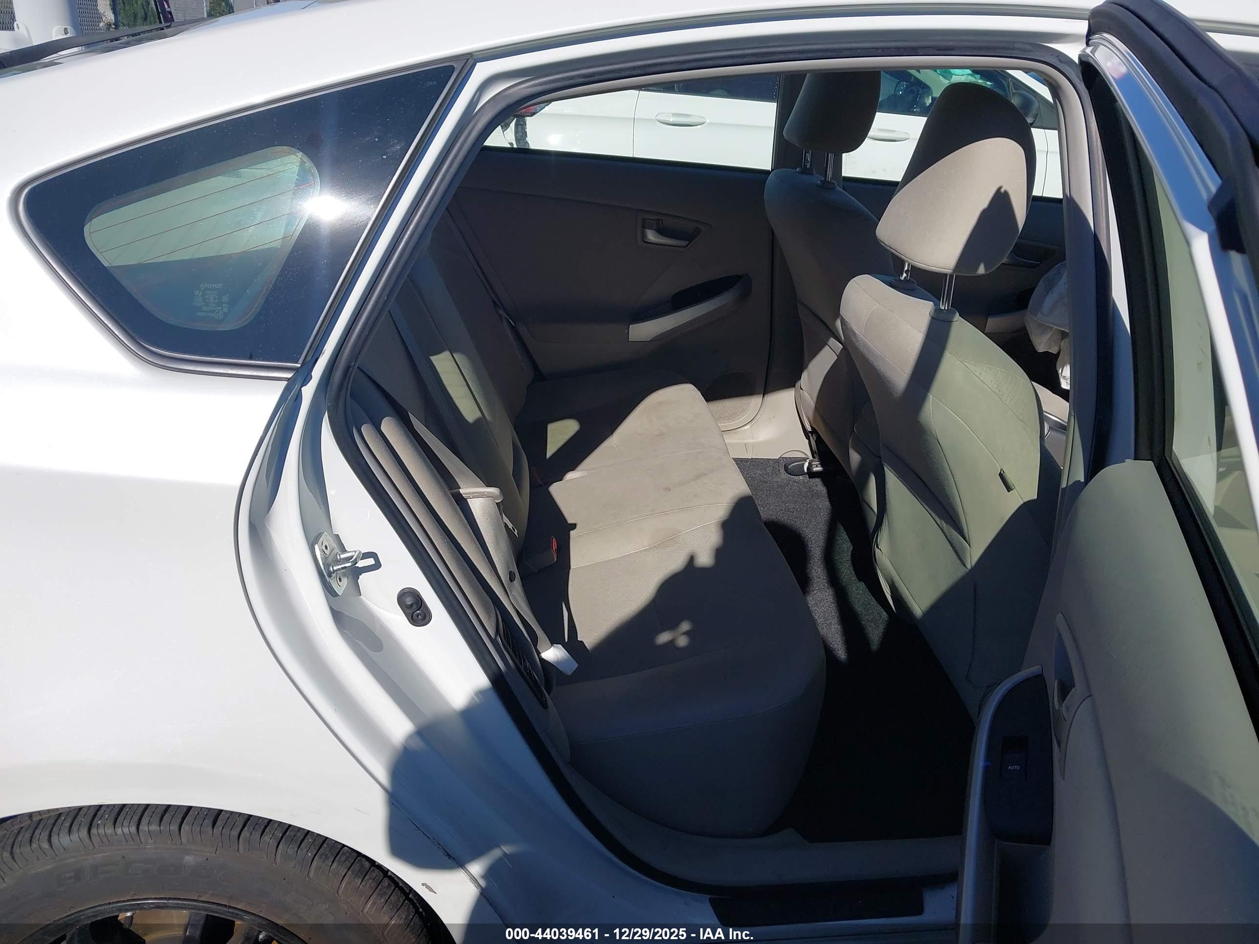 TOYOTA PRIUS image 8