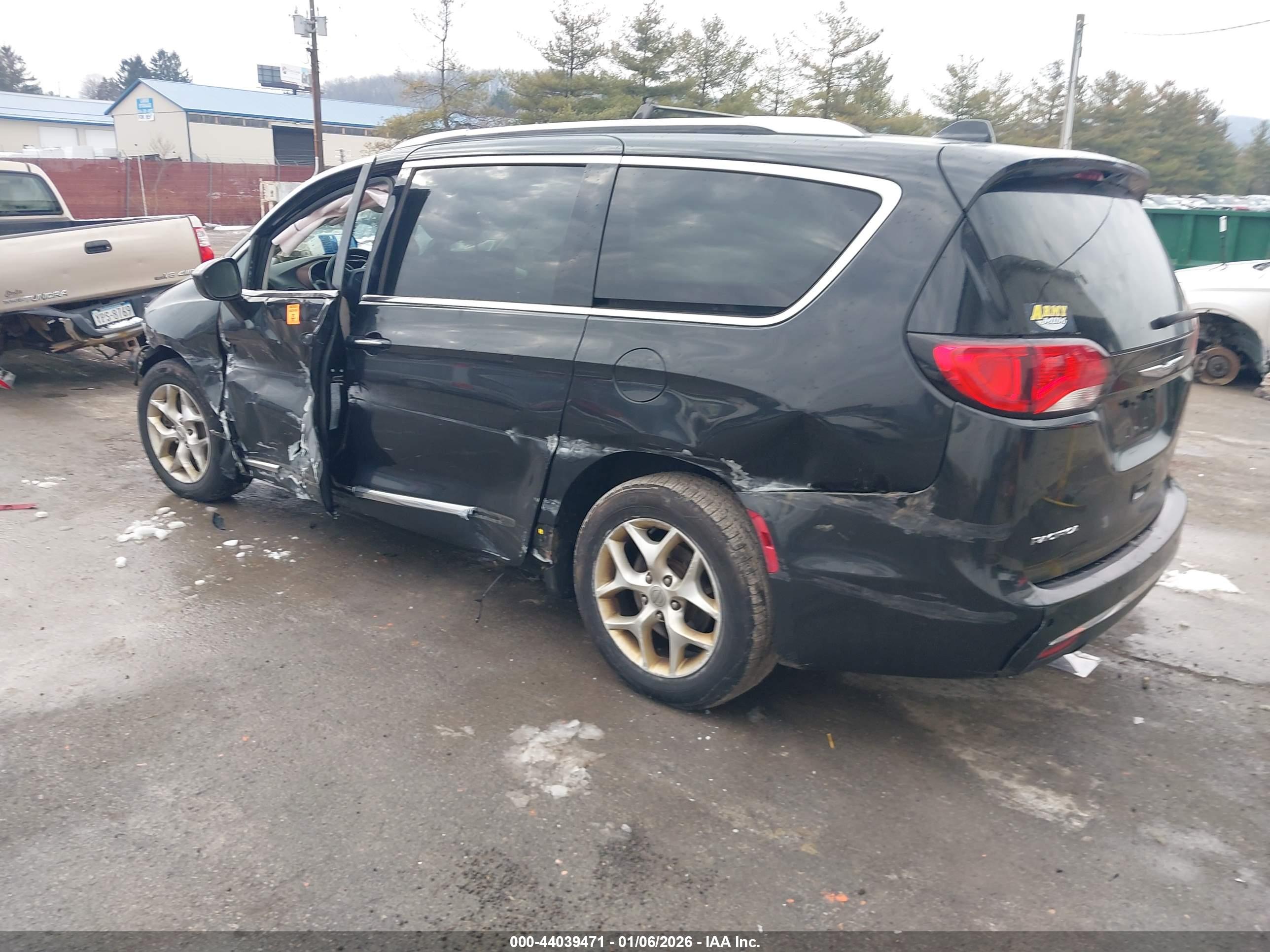 CHRYSLER PACIFICA image 3