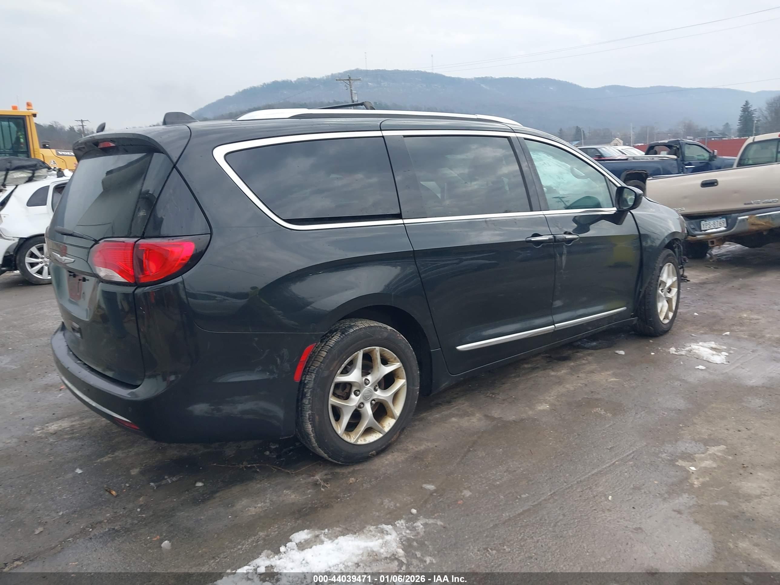 CHRYSLER PACIFICA image 4