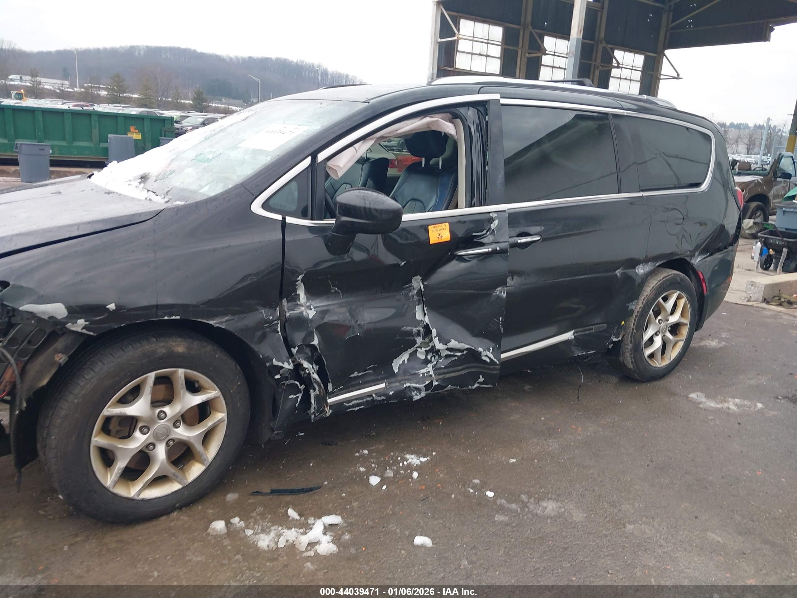 CHRYSLER PACIFICA image 6