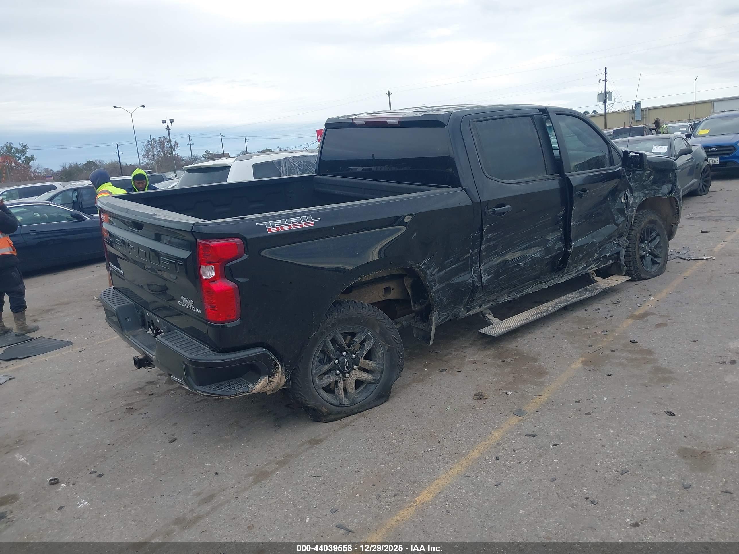 CHEVROLET SILVERADO image 4