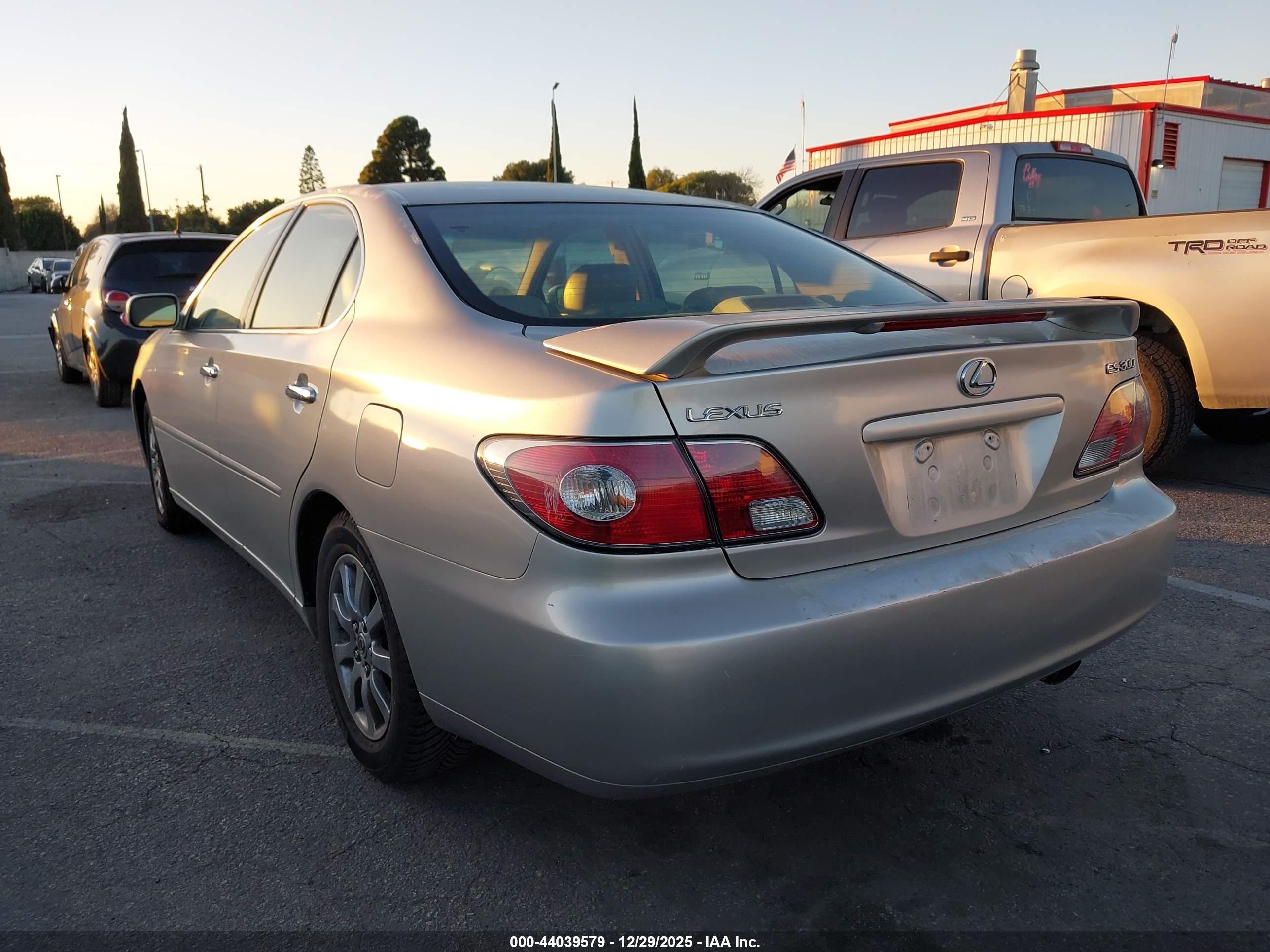 LEXUS ES image 3