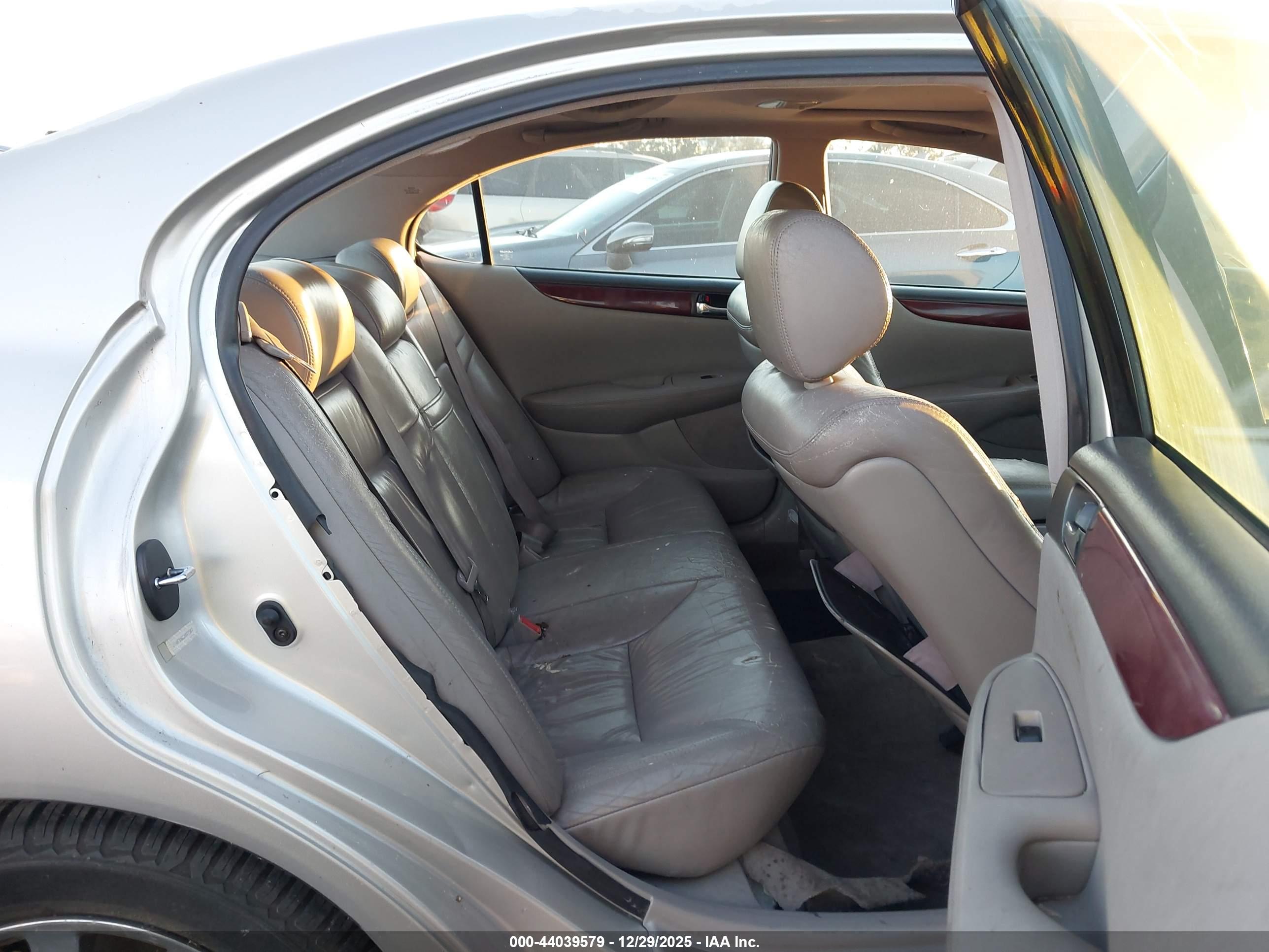 LEXUS ES image 8