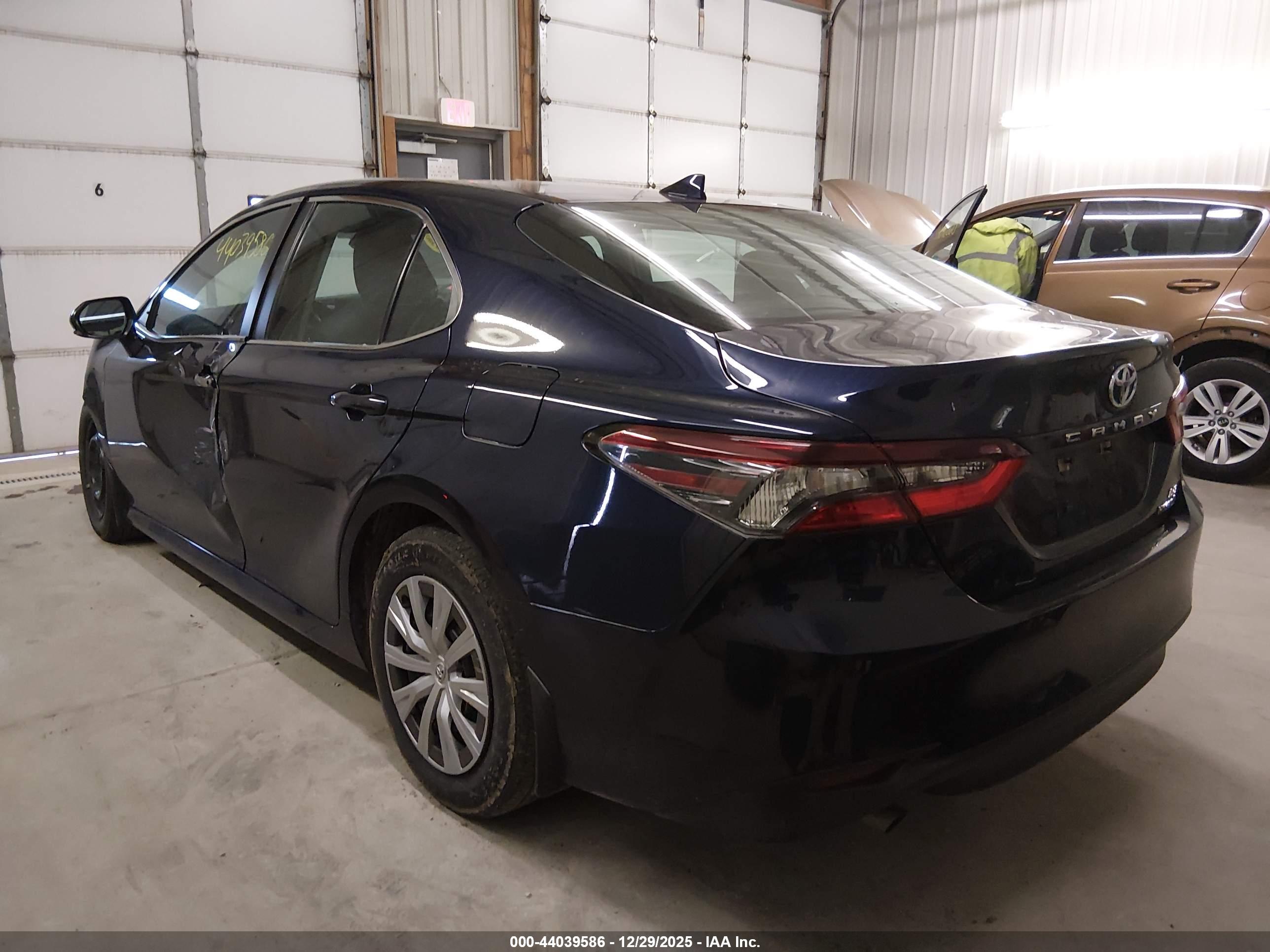 TOYOTA CAMRY image 3