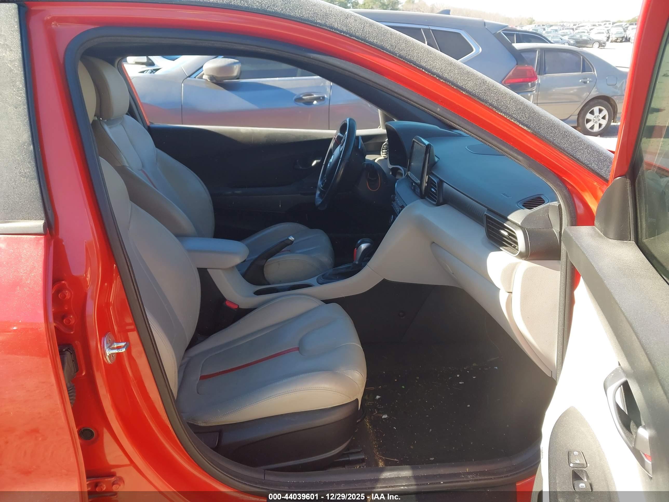 HYUNDAI VELOSTER image 5