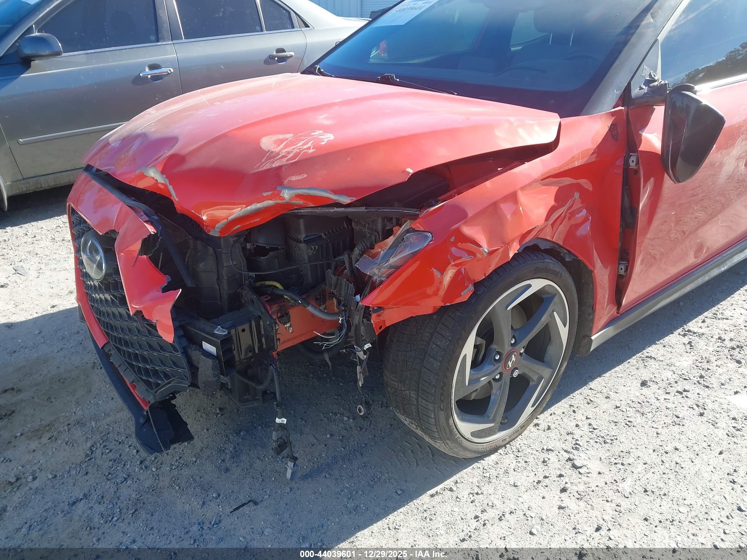 HYUNDAI VELOSTER image 6