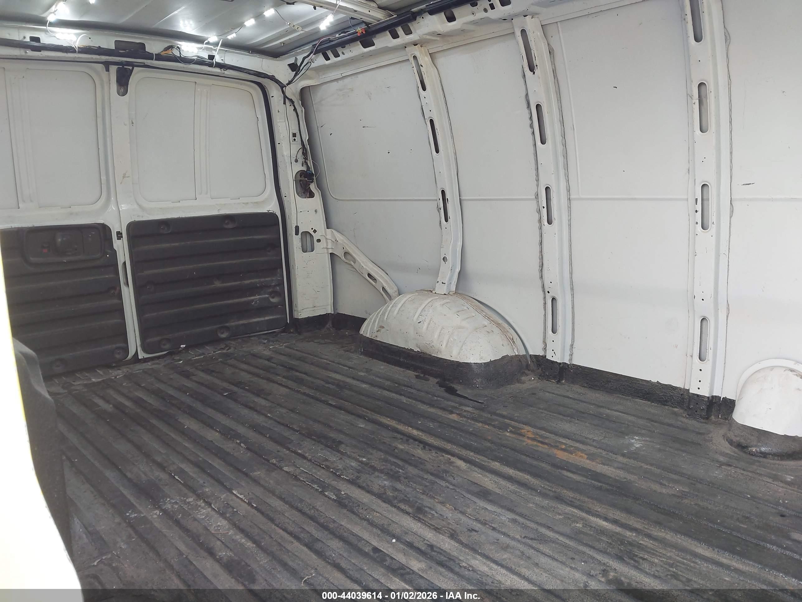 CHEVROLET EXPRESS image 8