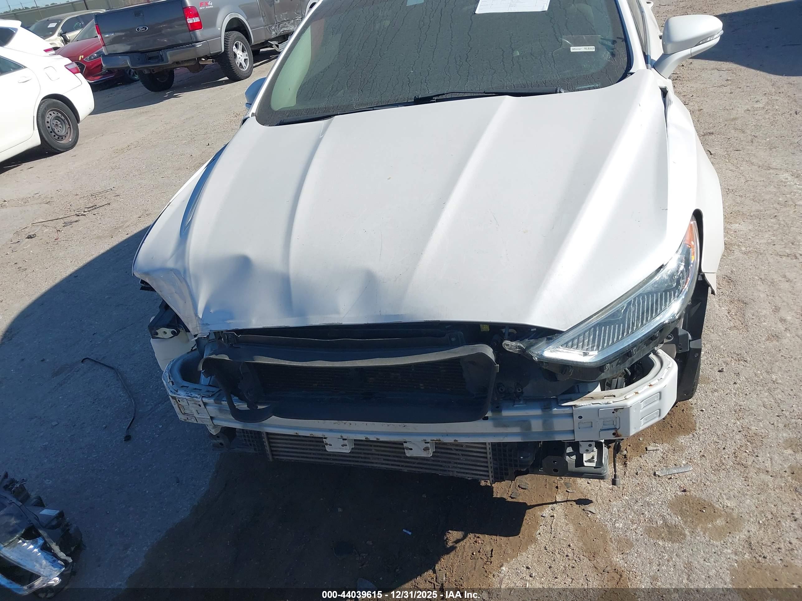 FORD FUSION image 6